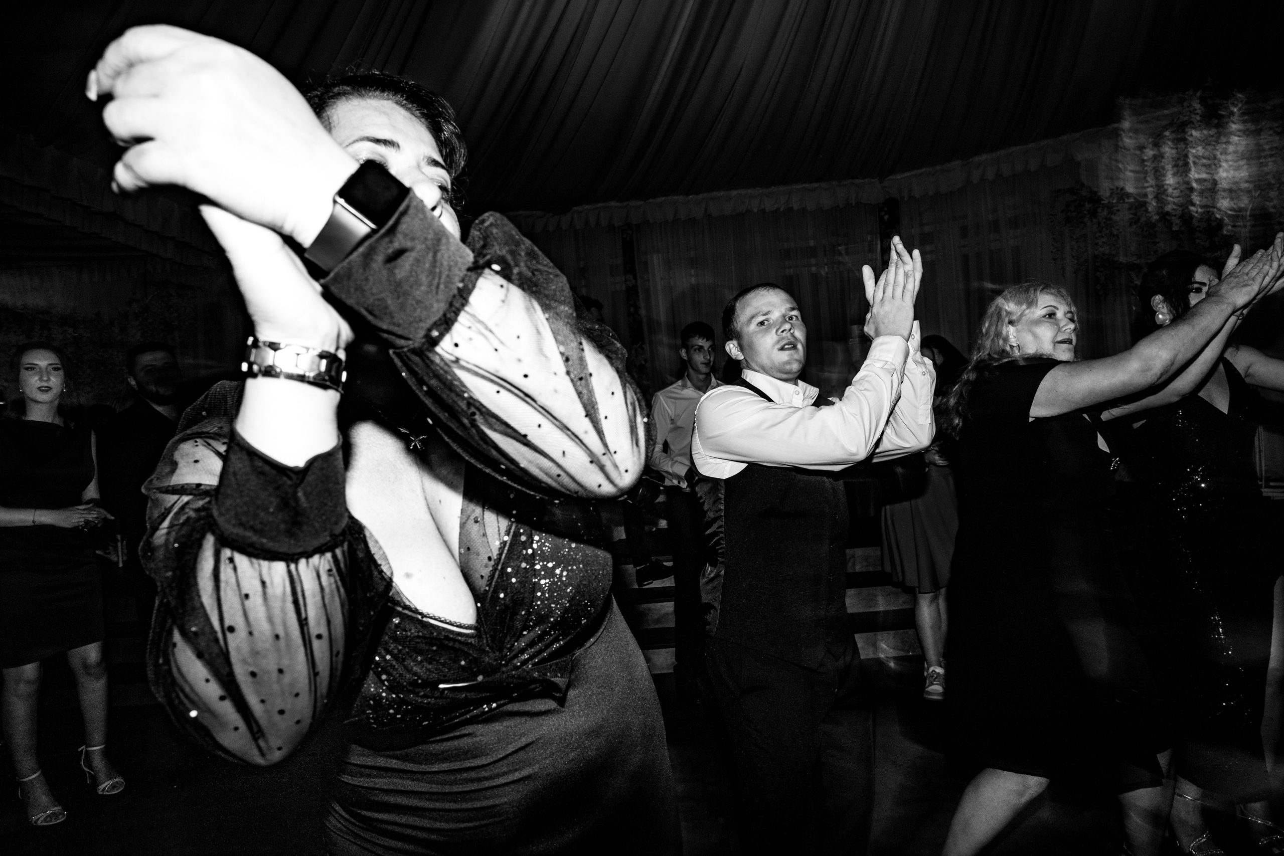 Documentary Weddings. Adrian Aioanei — Fotograf profesionist de nuntă în Iași, Suceava și București. Specializat în evenimente, portrete și fine art