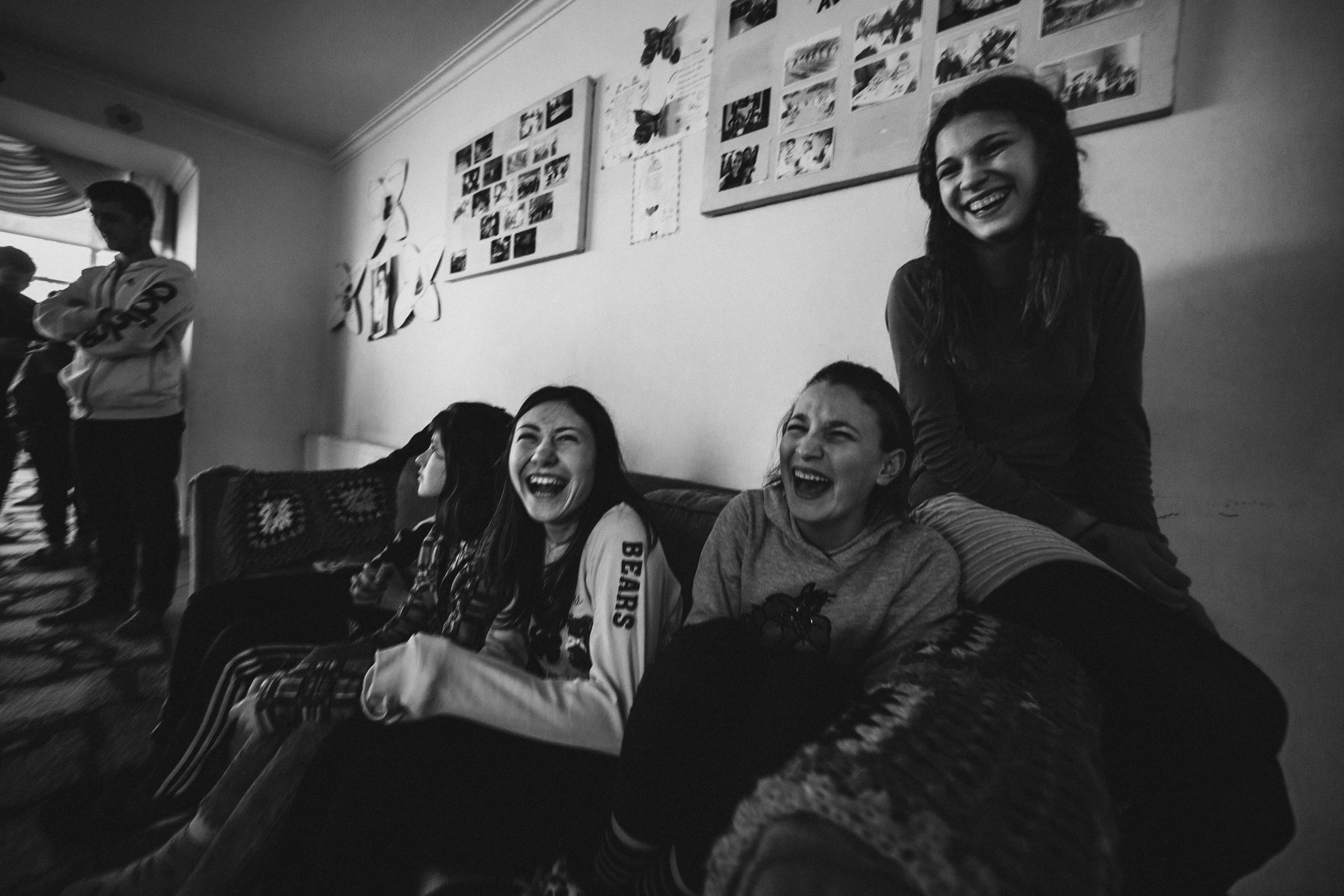 портрет чёрно-белый социальная фотография смеющиеся девочки сидящие на диване три Детский дом