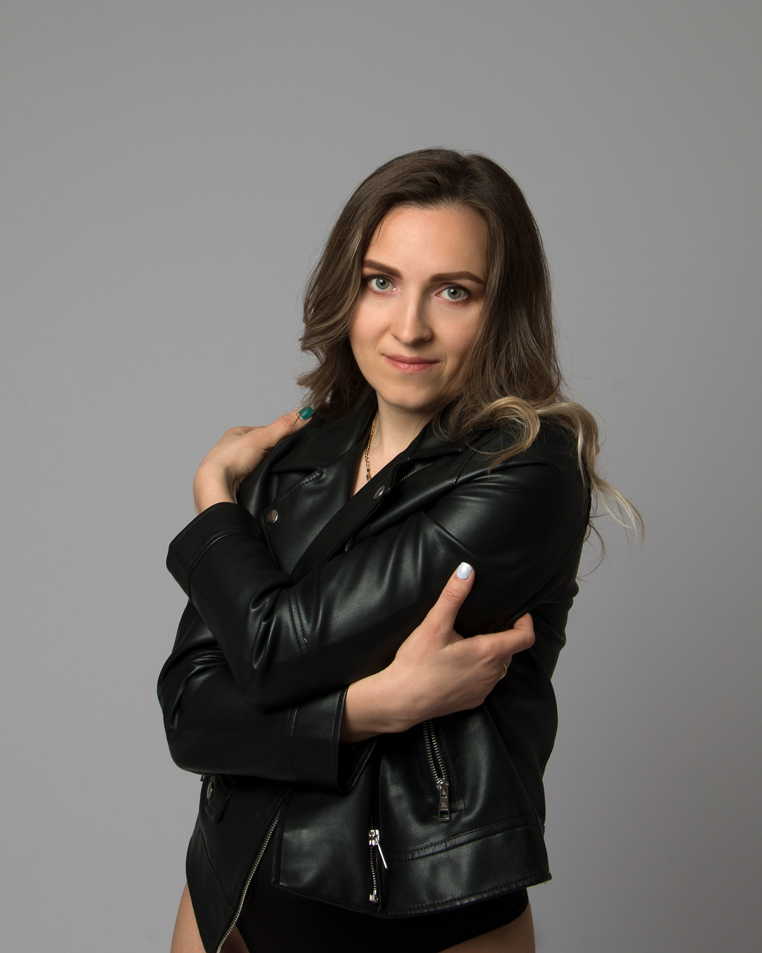 Minimalistisches Studio-Portrait von Ekaterina in schwarzer Lederjacke