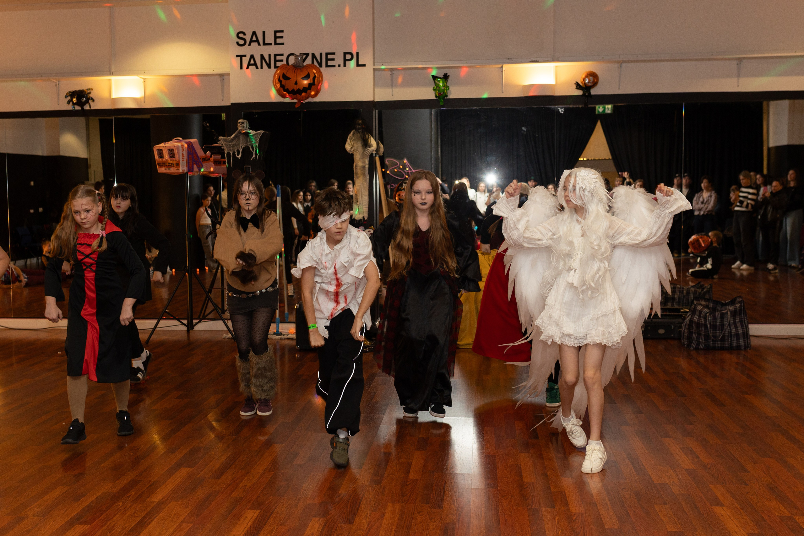 Leo dance studio Helloween 2025. Семейный и детский фотограф в Варшаве Мила Бобровская