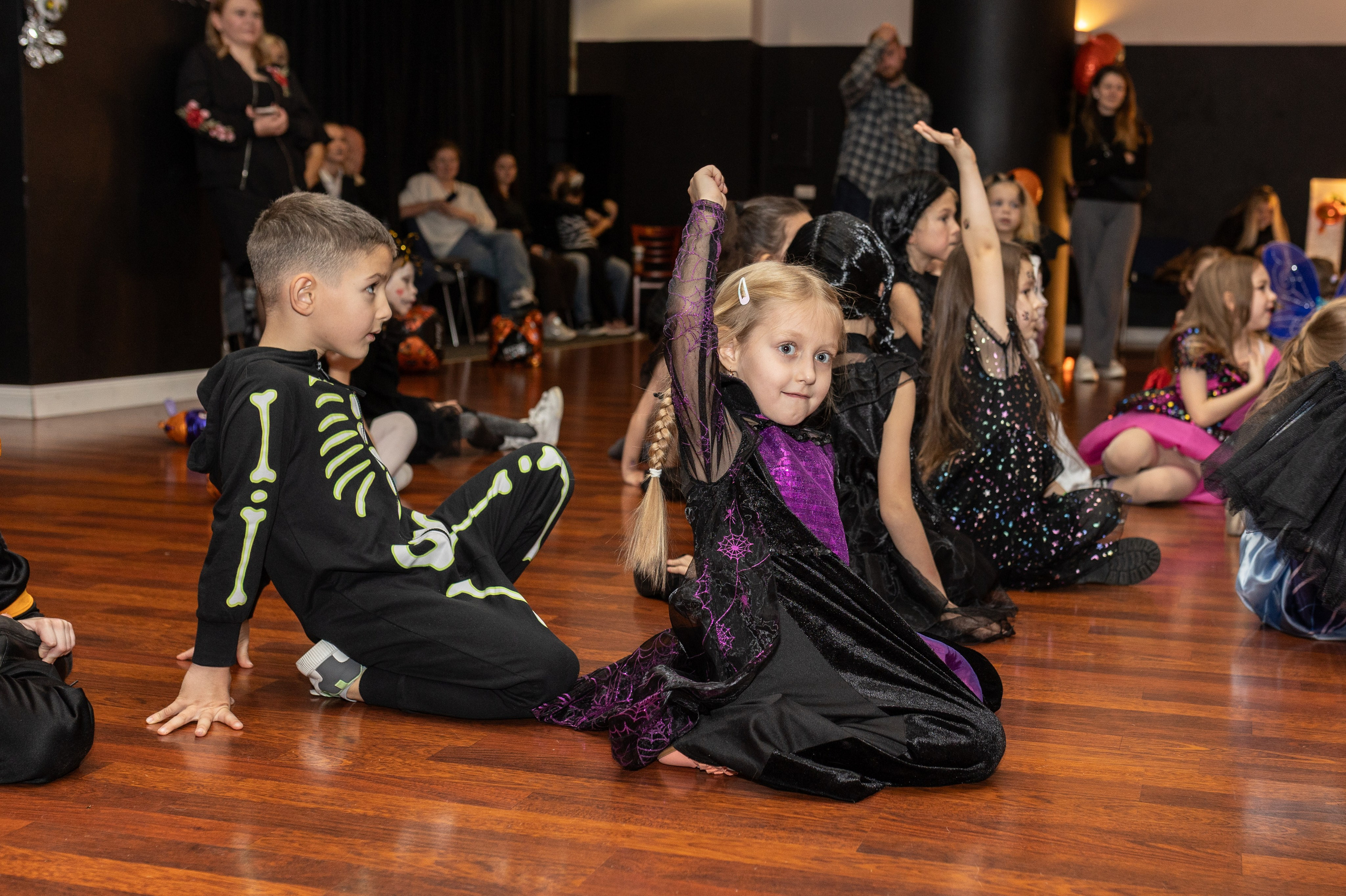 Leo dance studio Helloween 2025. Семейный и детский фотограф в Варшаве Мила Бобровская