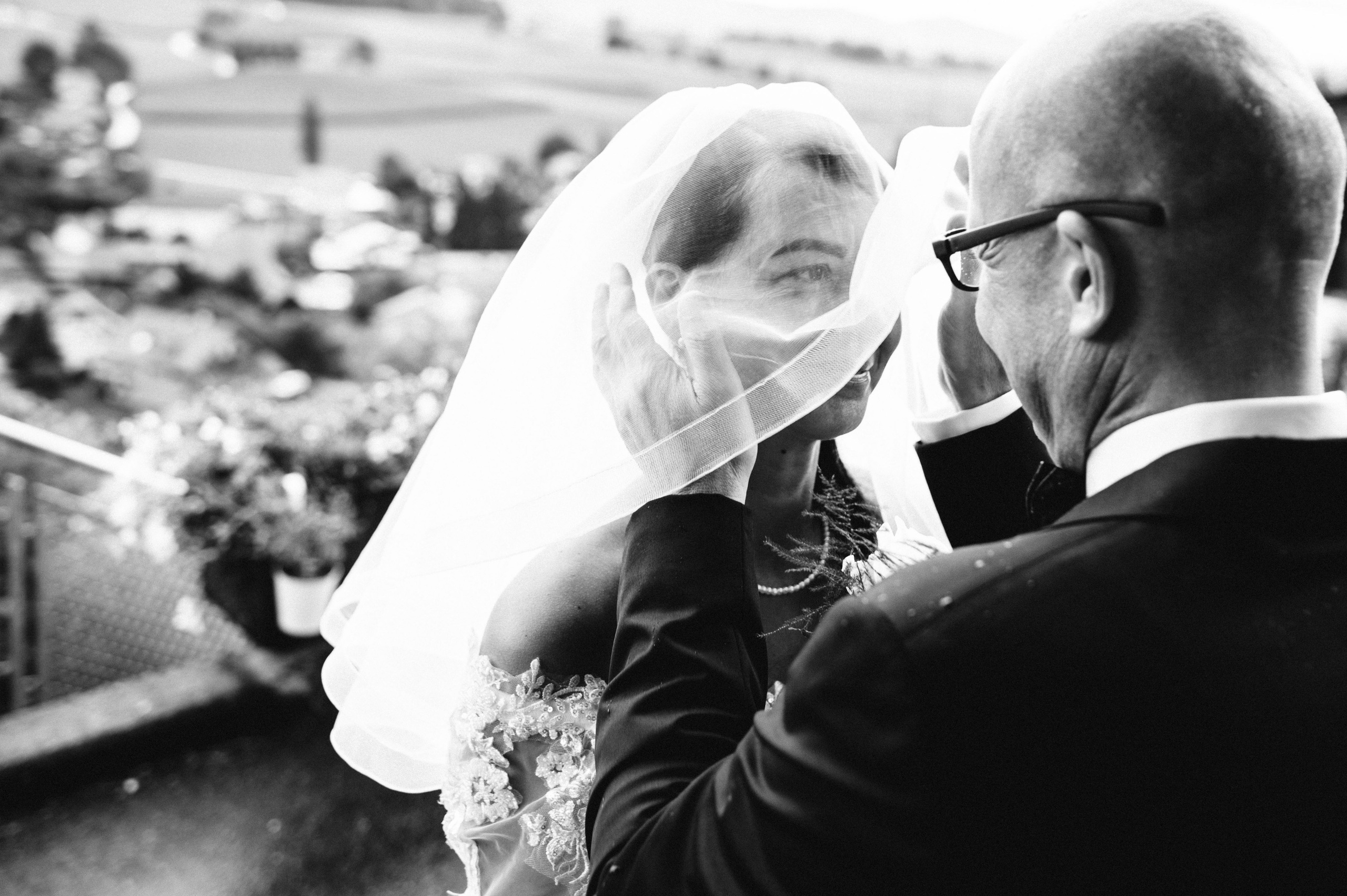 Hochzeitsfotografie Thomas & Elena – Emotionale Hochzeitsreportage in der Schweiz. Authentische, emotionale, zeitlose Hochzeitsfotografie aus Albstadt