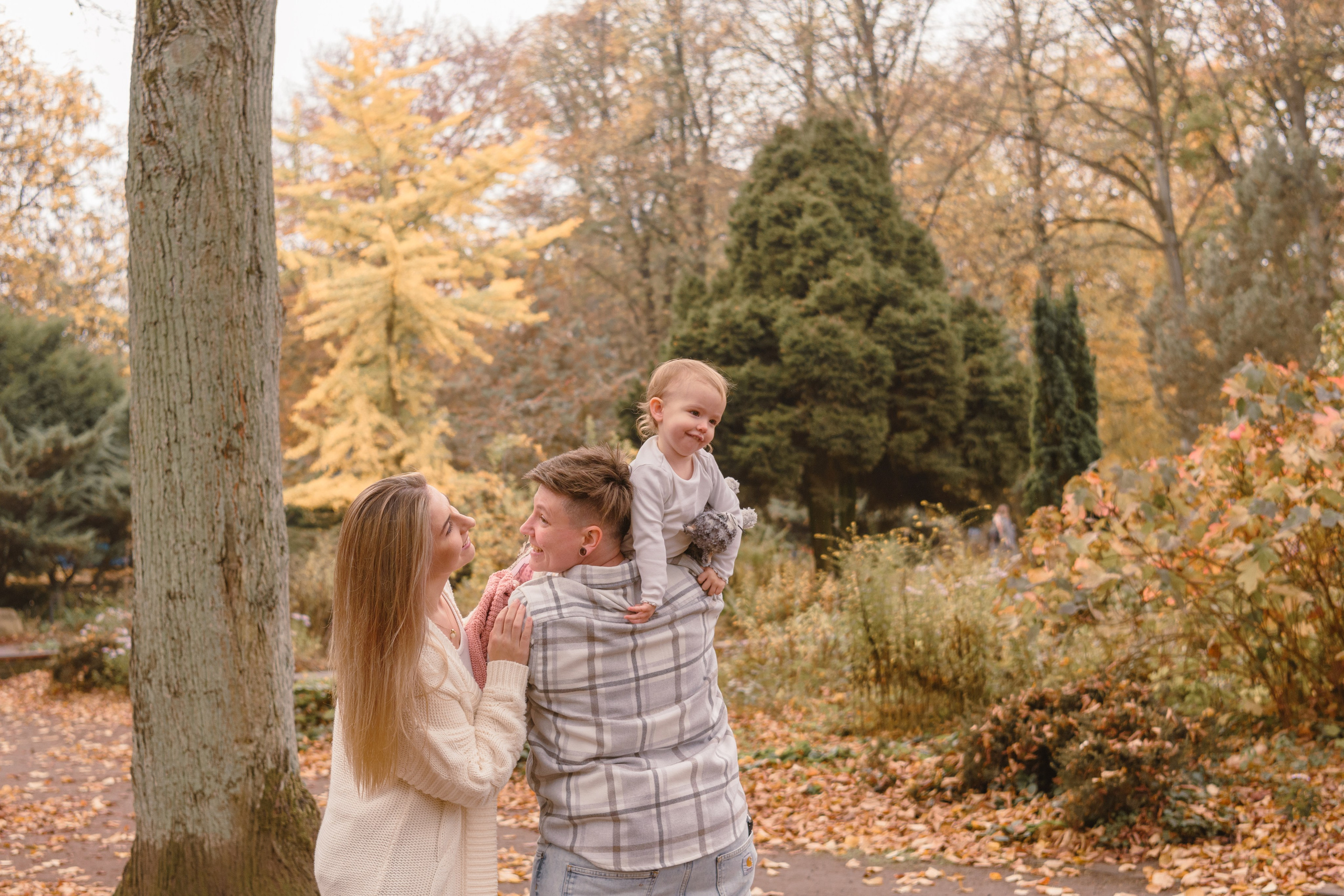 Hayley & Katja. Maternity Newborn and Family photographer Hamburg Claire Hambley