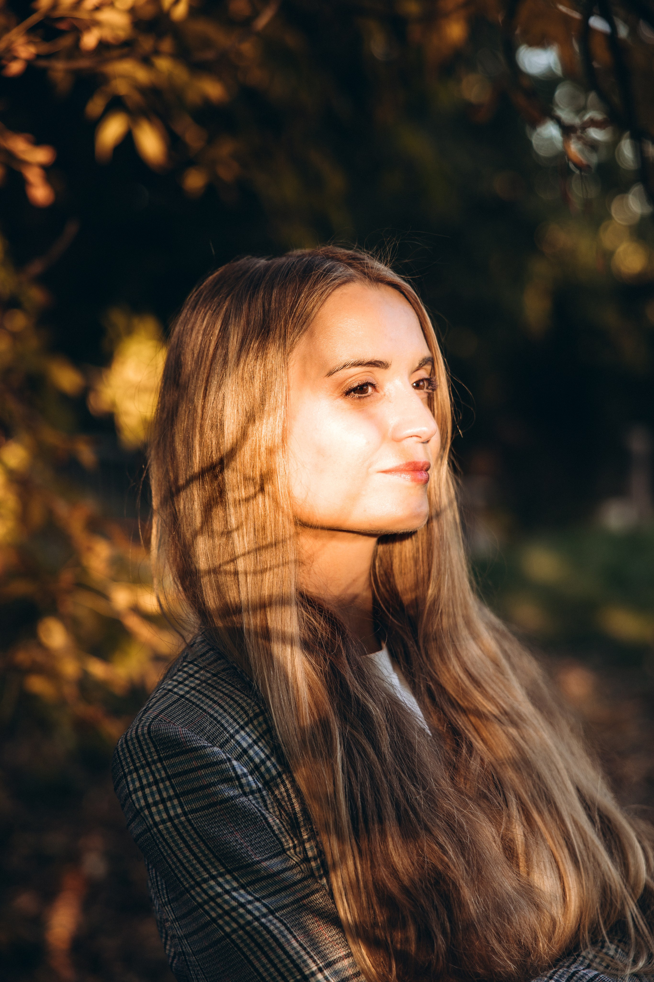 Autumn mother-son family photoshoot in Toulouse. Eugenie Smirnova — wedding, corporate and lifestyle photographer in Toulouse and Southwest France