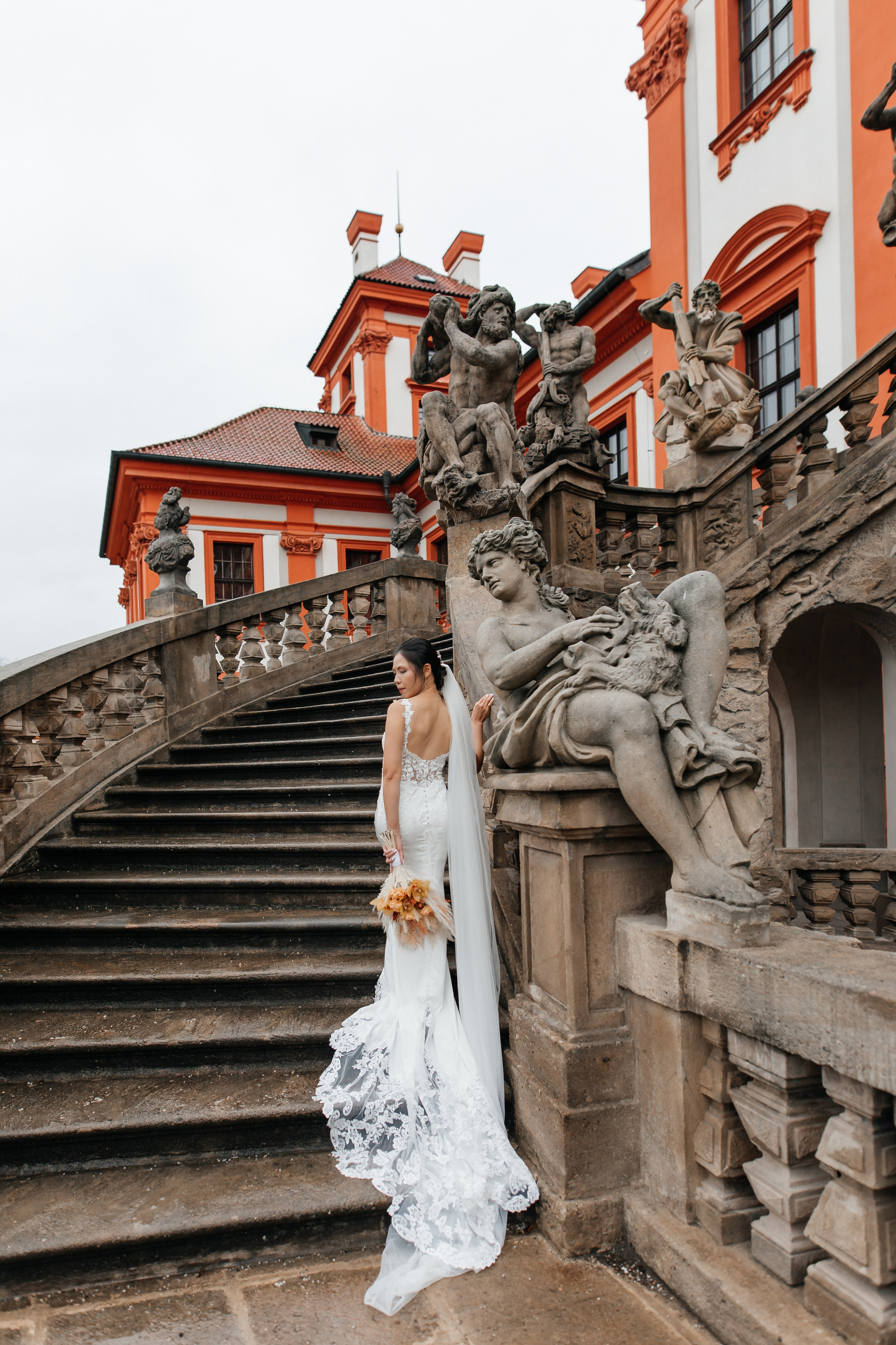 Braut auf Treppe in historischer Location, cineastischer Hochzeitsfilm Deutschland Bayern