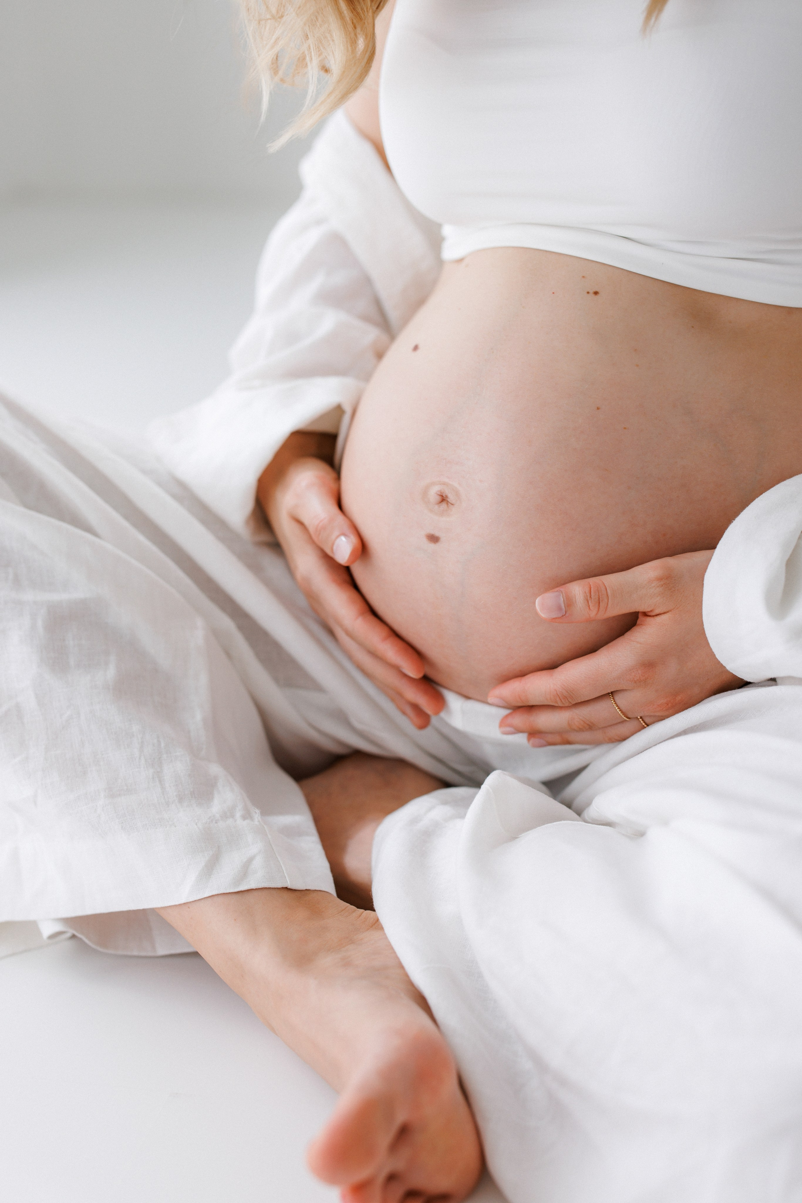 Schwangerschaftsfotografie in der Schweiz — Natürliche & lebendige Babybauchfotos in Zürich & Uster. Wedding and Family Photographer Switzerland and Italy. Valeria Diaz