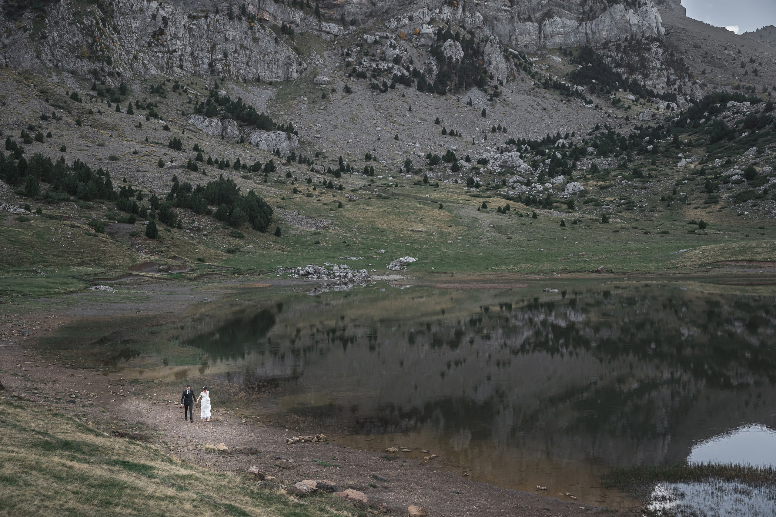Postboda en Ibón de Piedrafita. PIXLOVE - Fotógrafos de bodas Huesca Pirineos Zaragoza