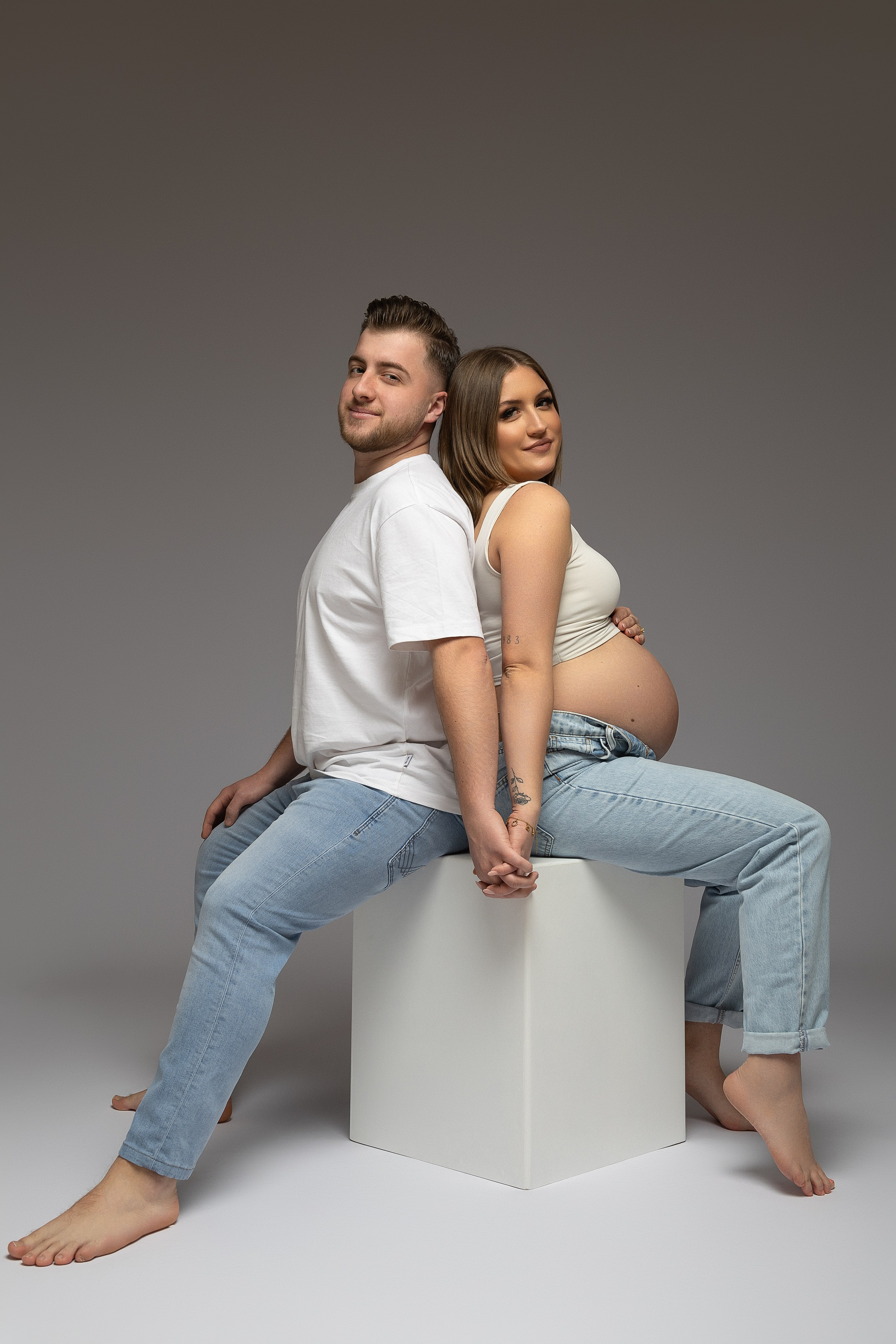 Zarte Lichtstimmung – Studioaufnahme mit Babybauch und viel Gefühl