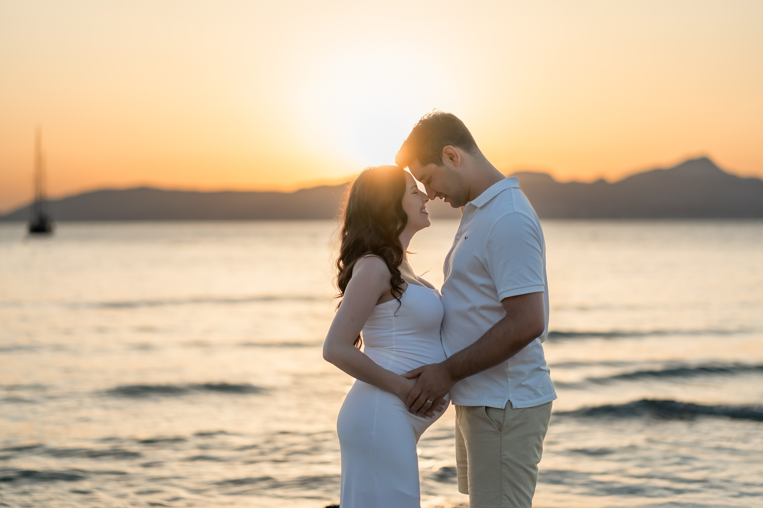 Maternity Photoshoot by the Sea in Mallorca – Natural & Timeless Moments. Deine Fotografin auf Mallorca für Familien und Business