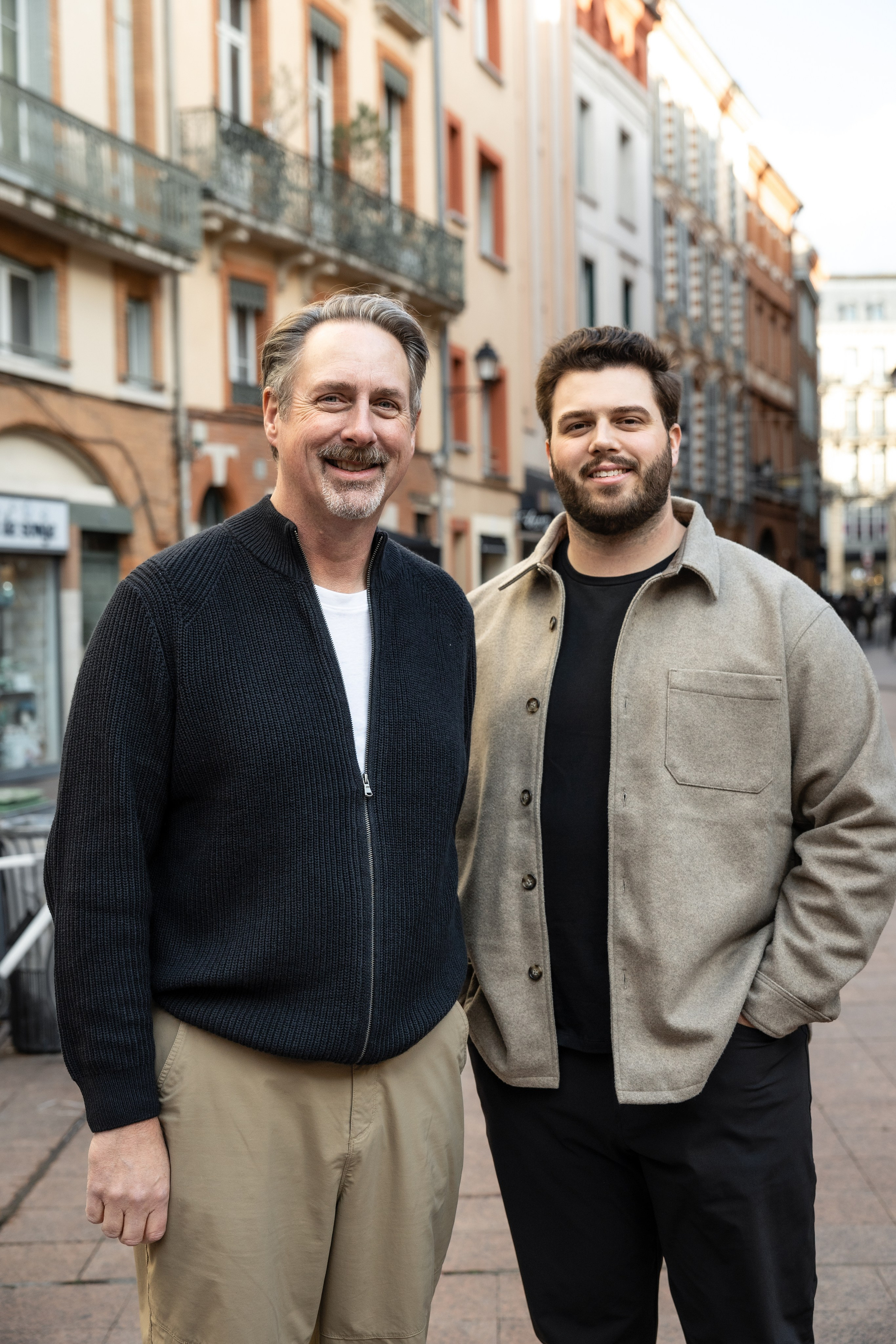 Séance photo de famille dans le centre-ville de Toulouse pour Cara’s Family. Eugénie Smirnova — Photographe à Toulouse et dans le Sud-Ouest