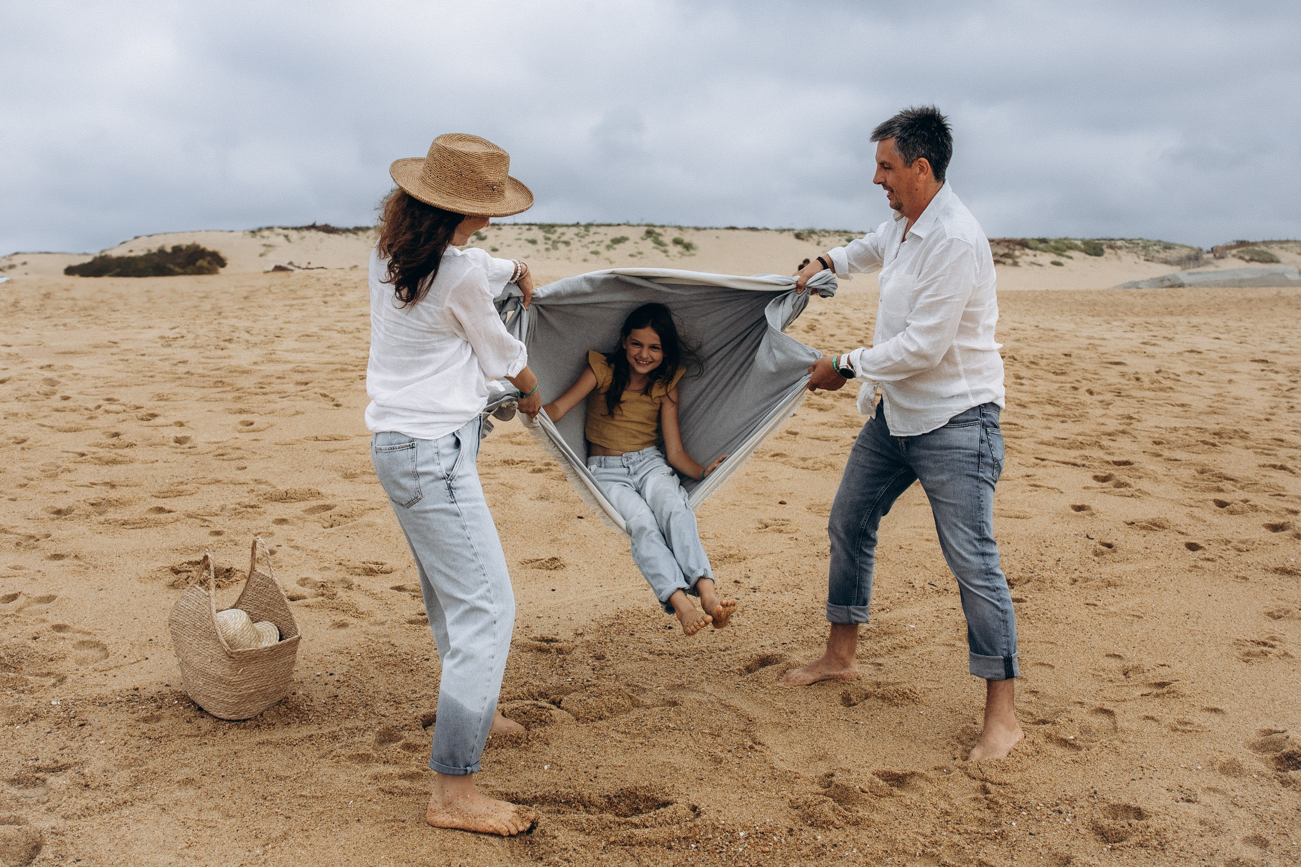 Family photoshoot by the ocean. Labenne Ocean Beach 2024. Eugenie Smirnova — wedding, corporate and lifestyle photographer in Toulouse and Southwest France