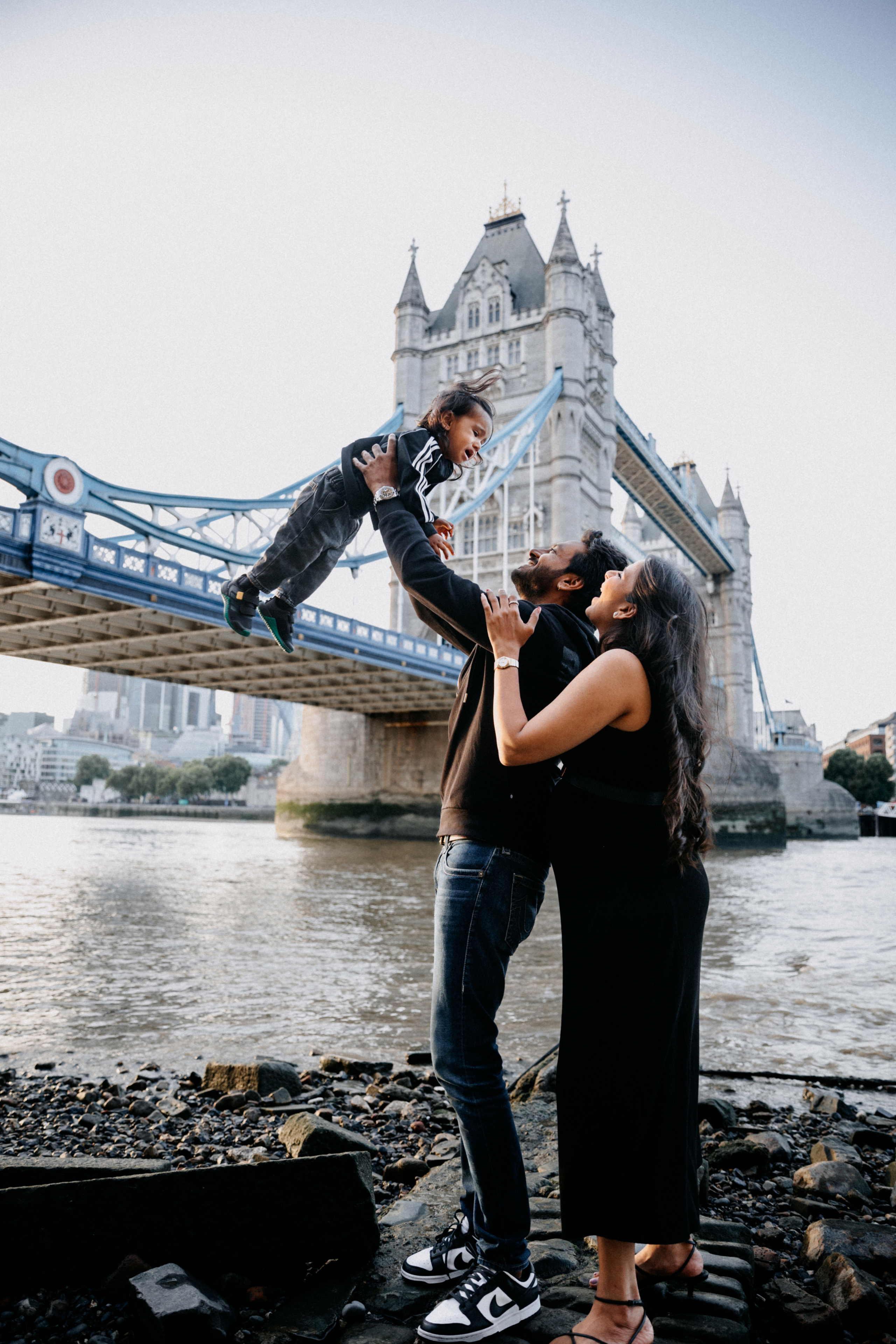 Family Photoshoot at Tower Bridge. LondonPhotoStory — Vacation Photographer in London