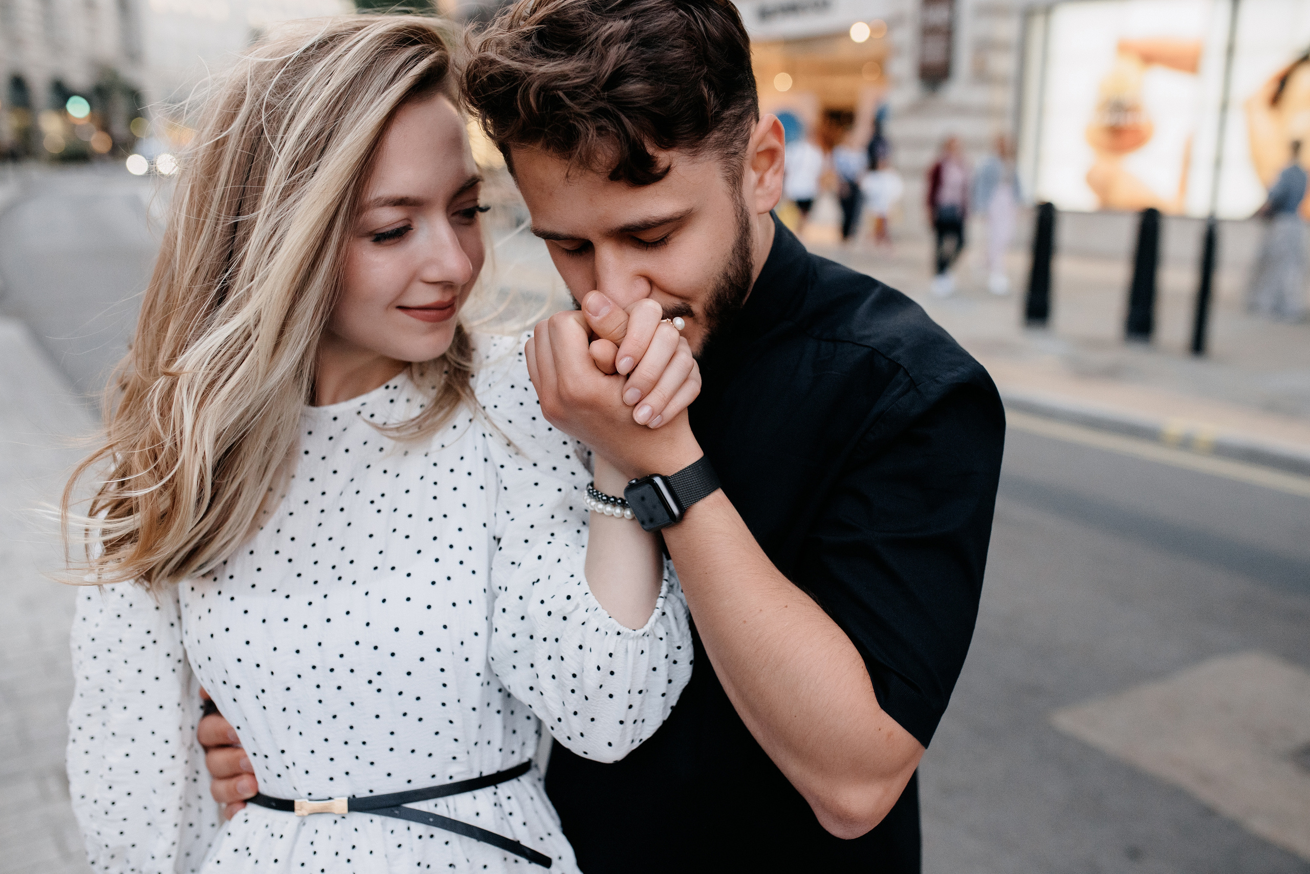 Love Story photoshoot at Picadilly — London. LondonPhotoStory — Vacation Photographer in London