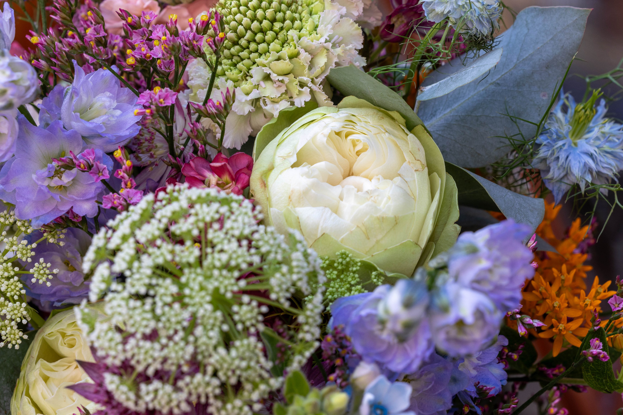 Lad Akropolis Blosmetr Aarhus skabe dit personlige og unikke bryllup! Med vores mange års erfaring har vi øje for hver en detalje. Vi udfører alt fra brudebuketten, corsagen, kirkepynten og festen. Det skal passe til jer som brudepar og sætte rammerne om den stemning og det tema, I har valgt for dagen.