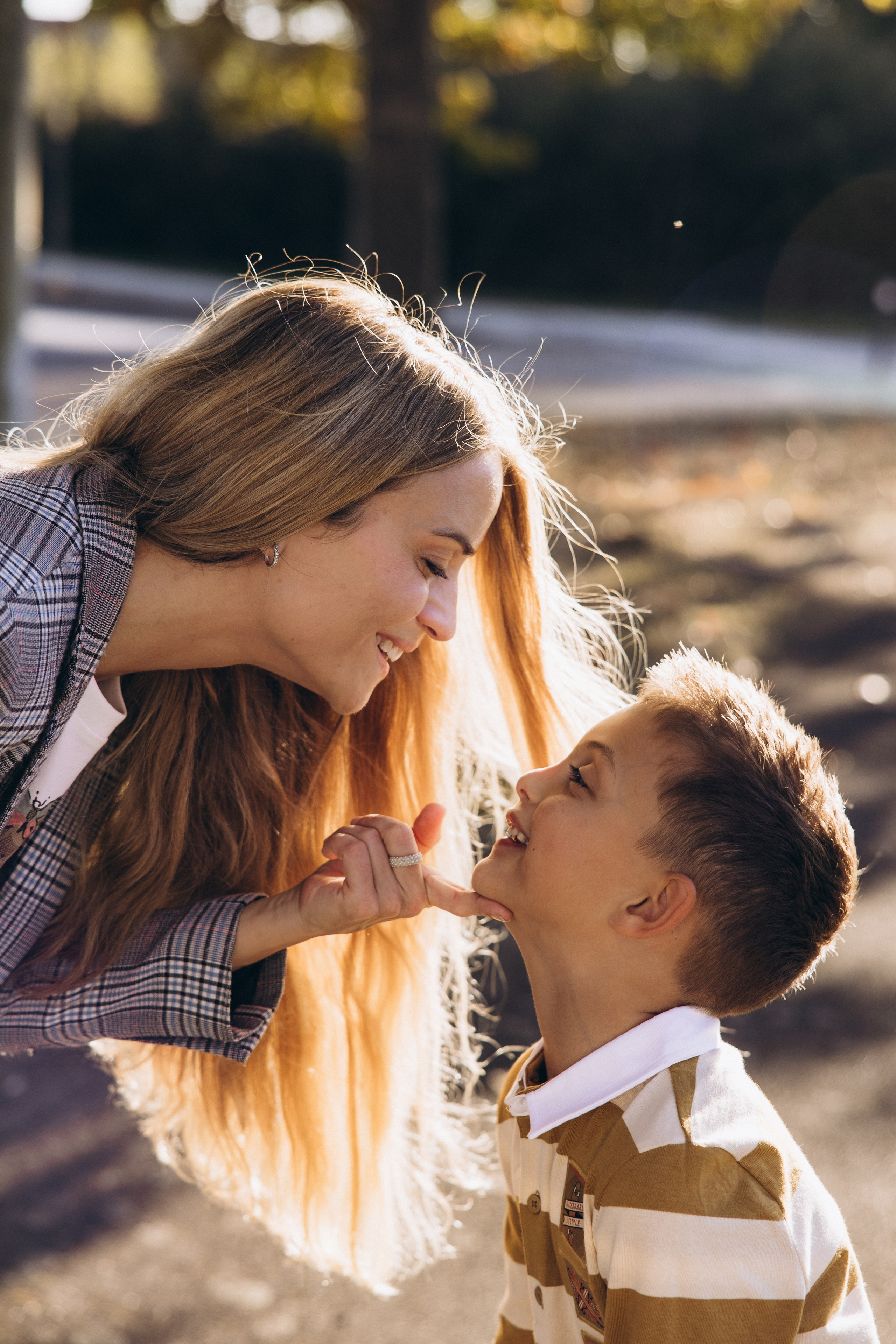 Autumn mother-son family photoshoot in Toulouse. Eugenie Smirnova — wedding, corporate and lifestyle photographer in Toulouse and Southwest France