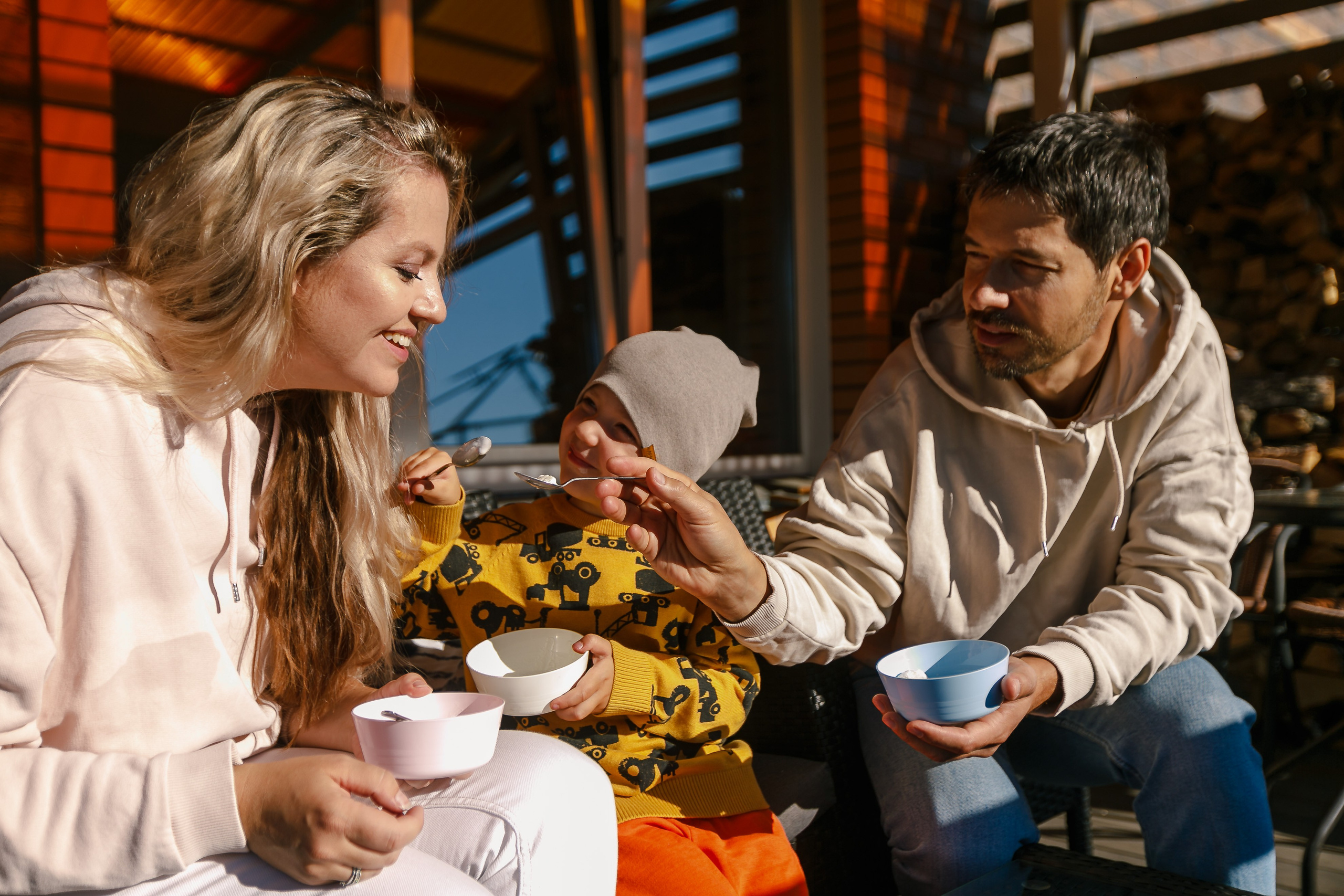 Fotos de una familia numerosa temprano en la mañana. Fotógrafo de retrato, familia y reportajes en Valencia | España | Europa Vitalii Lumier