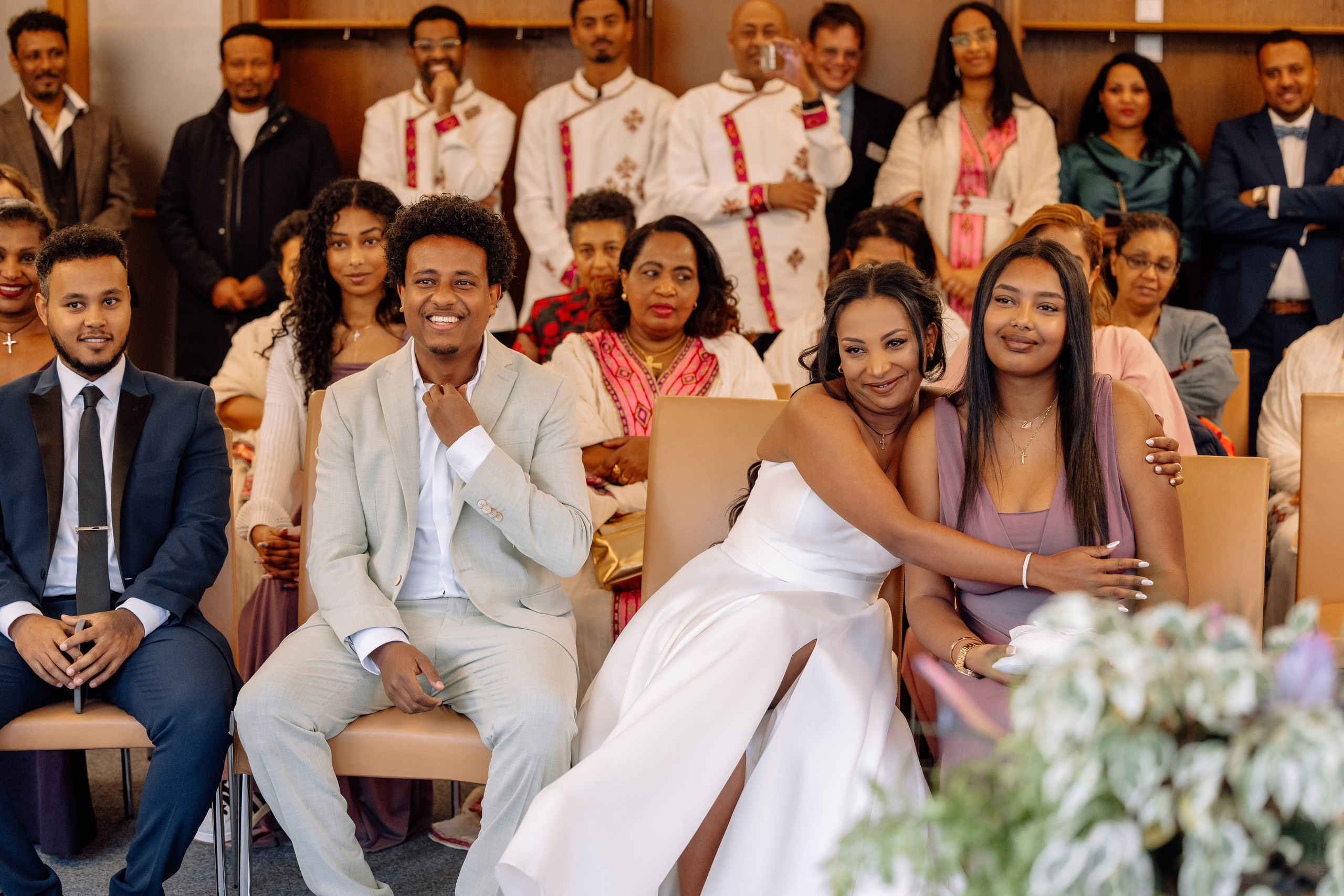 Gruppenfoto der Gäste in traditionellen Kleidern im Standesamt Mandlstraße 14