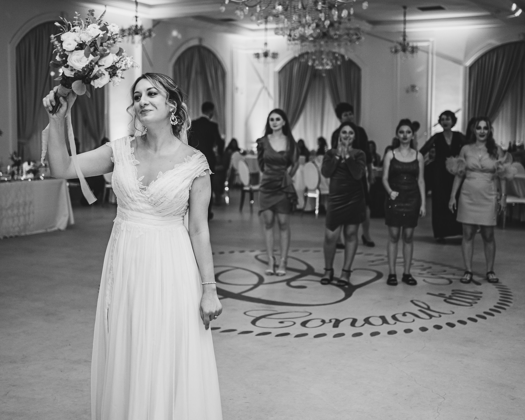 Moment emoționant între miri în ziua nunții, surprins într-un cadru natural și romantic, la Conacul din Livada. Fotografie de nuntă profesională, editată artistic pentru a evidenția emoția și eleganța evenimentului.