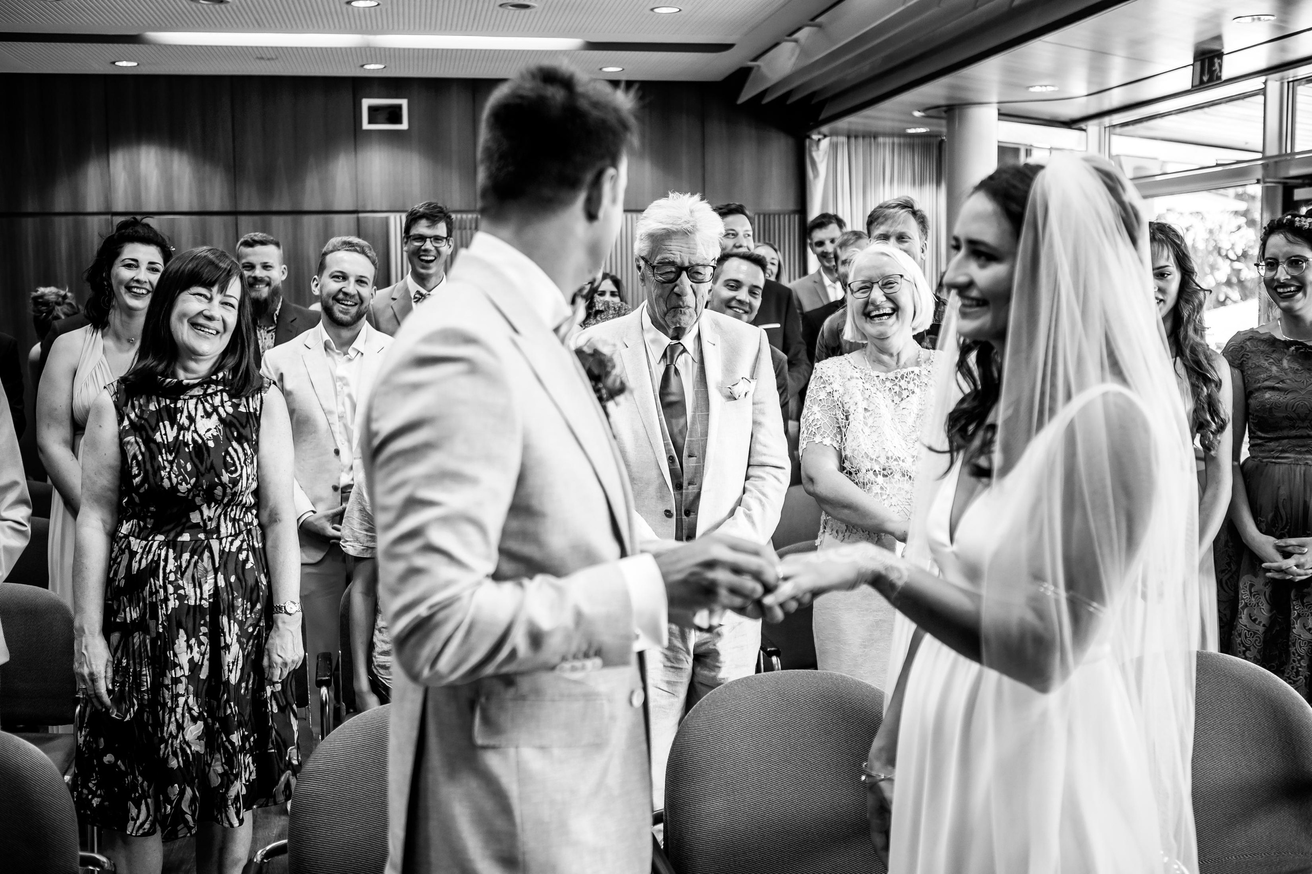 Standesamt Friedrichshafen Trauung Hochzeitsfotografie Lindenberg, Hochzeitsfotograf Allgäu, Hochzeit Shooting Bayern, Professionelle Hochzeitsfotografie Lindenberg, Brautpaar Fotoshooting Allgäu, Hochzeitsportraits Bayern, Verlobungsfotoshooting Lindenberg, Hochzeitsreportage Allgäu, Brautpaarfotograf Bayern, Hochzeitsbilder Lindenberg