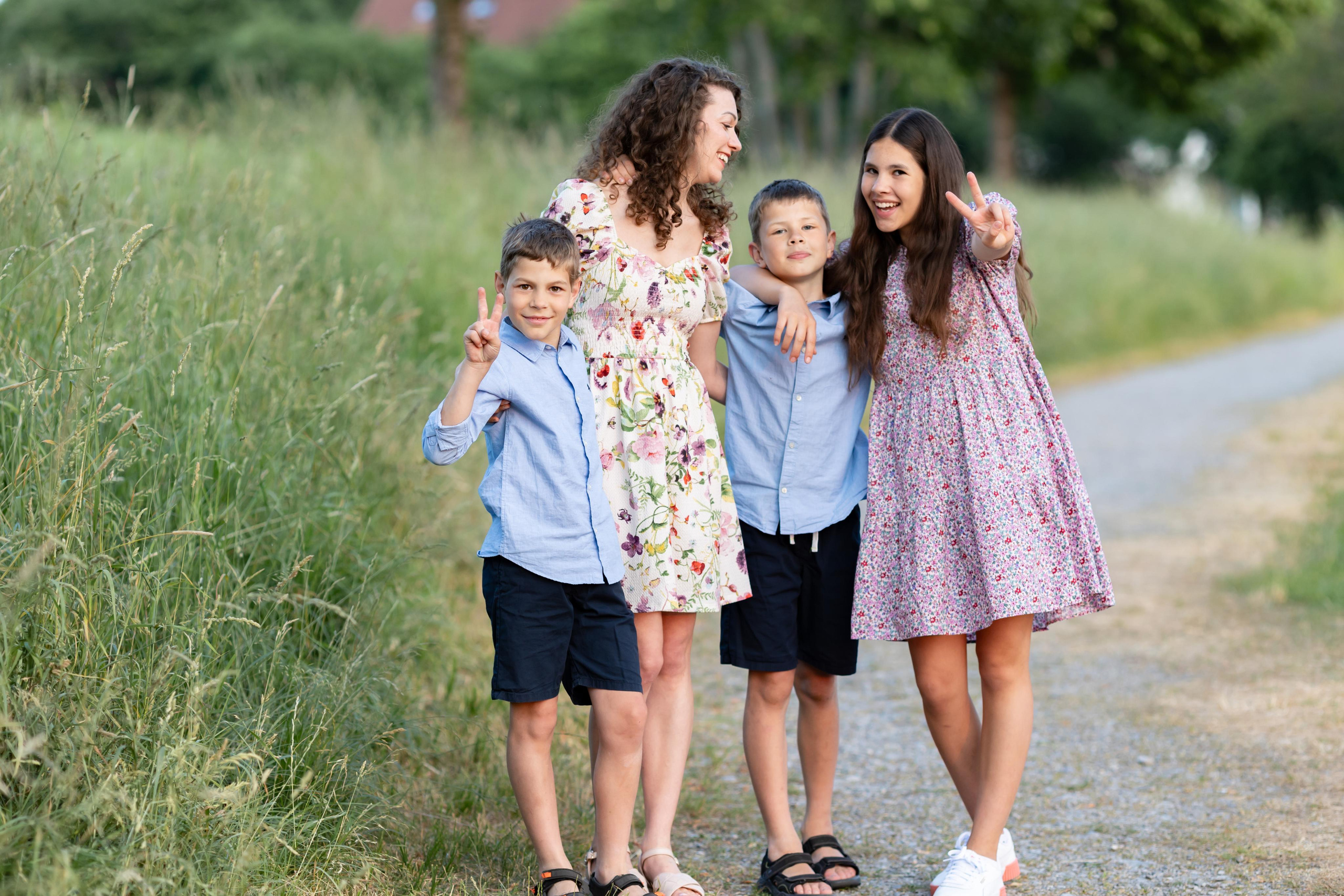 Familienfotografie Lindenberg, Familienfotograf Allgäu, Familien Fotoshooting Bayern, Kinder und Eltern Fotoshooting Lindenberg, Familienportraits Allgäu, Professionelle Familienfotografie Bayern, Familienfotos draußen Lindenberg, Familienbilder drinnen Allgäu, Outdoor Familienfotos Bayern, Familienshooting Lindenberg