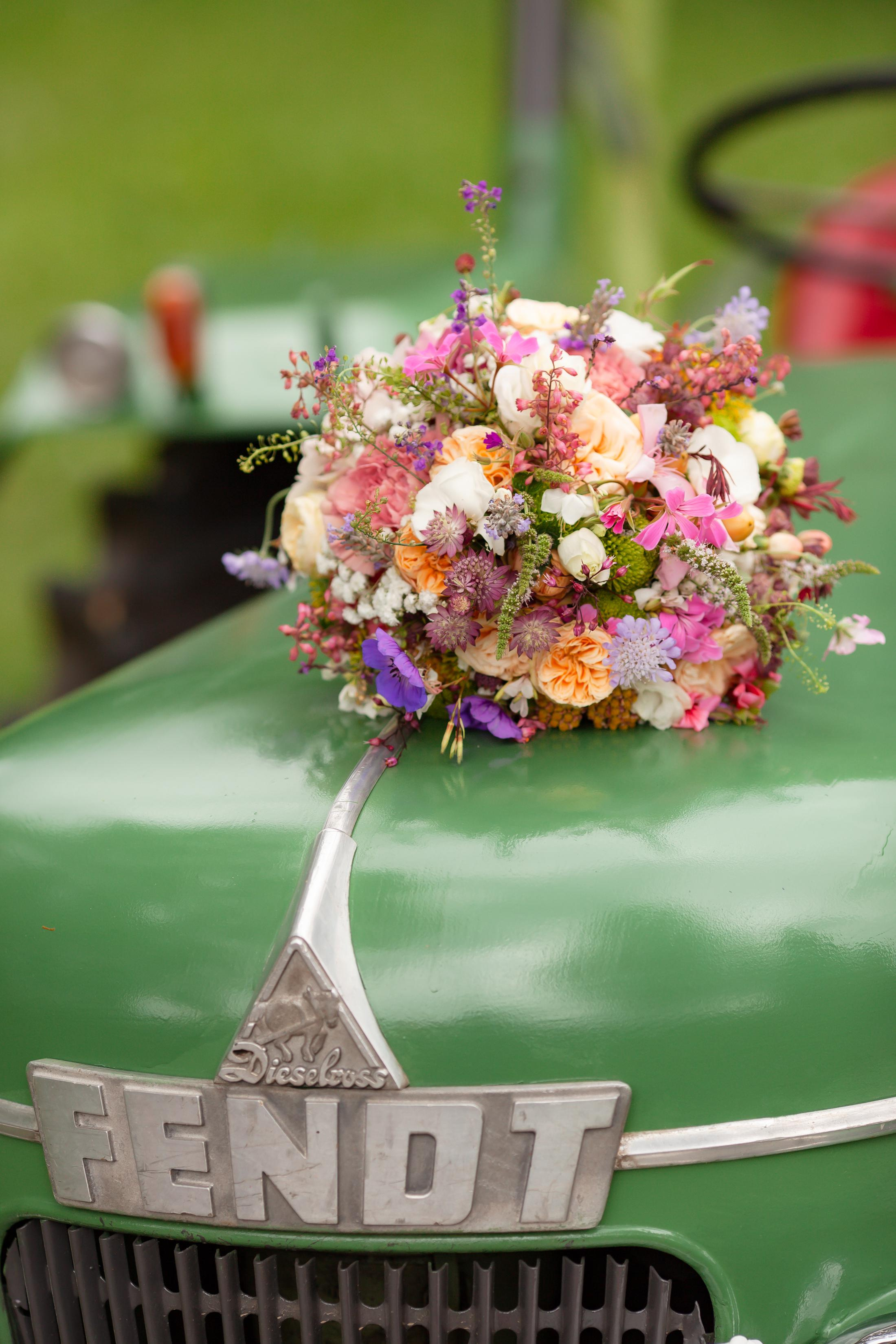 Brauutstraus Hochzeitsfotografie Lindenberg, Hochzeitsfotograf Allgäu, Hochzeit Shooting Bayern, Professionelle Hochzeitsfotografie Lindenberg, Brautpaar Fotoshooting Allgäu, Hochzeitsportraits Bayern, Verlobungsfotoshooting Lindenberg, Hochzeitsreportage Allgäu, Brautpaarfotograf Bayern, Hochzeitsbilder Lindenberg