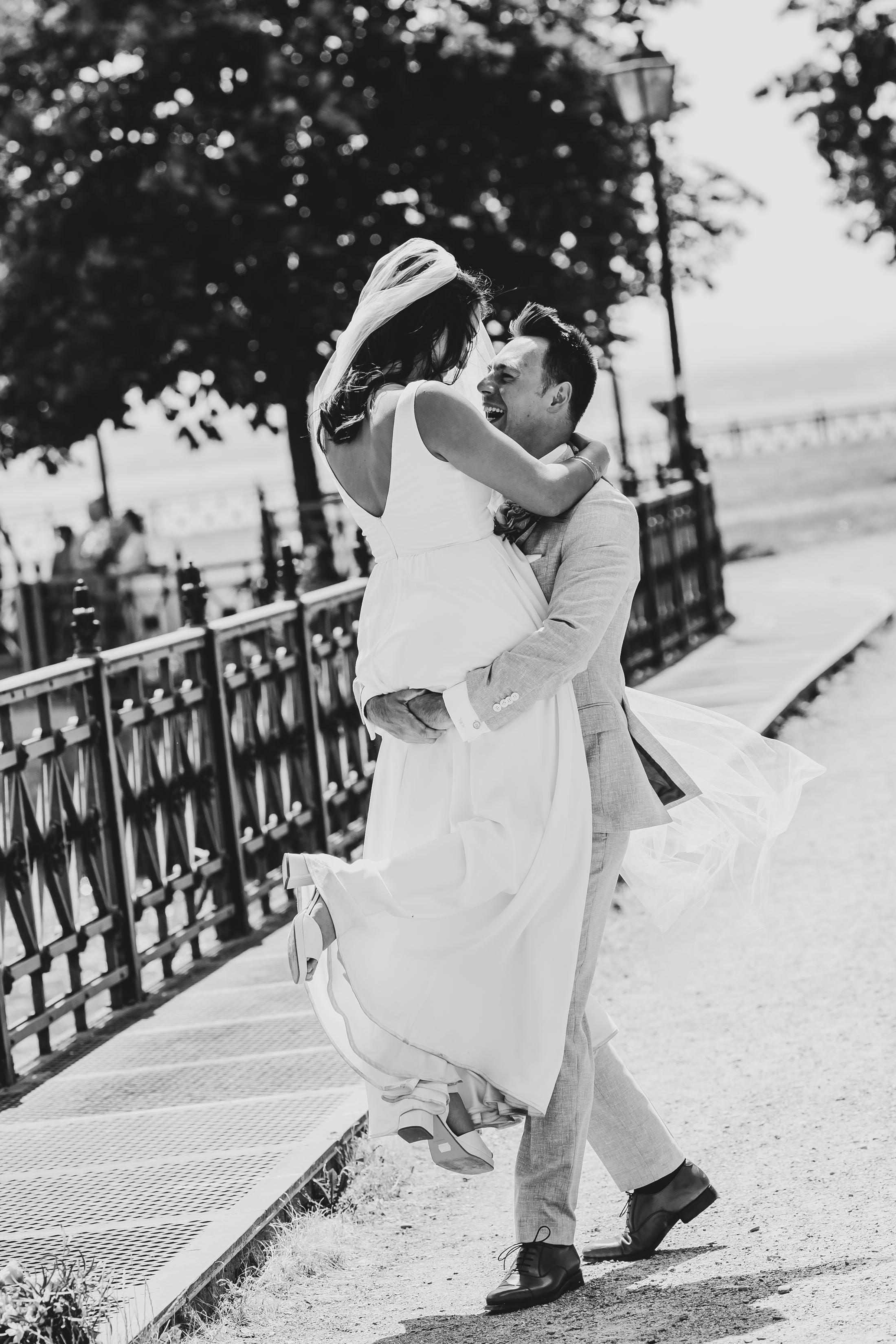 Glückliche Momente Hochzeitsfotografie Lindenberg, Hochzeitsfotograf Allgäu, Hochzeit Shooting Bayern, Professionelle Hochzeitsfotografie Lindenberg, Brautpaar Fotoshooting Allgäu, Hochzeitsportraits Bayern, Verlobungsfotoshooting Lindenberg, Hochzeitsreportage Allgäu, Brautpaarfotograf Bayern, Hochzeitsbilder Lindenberg