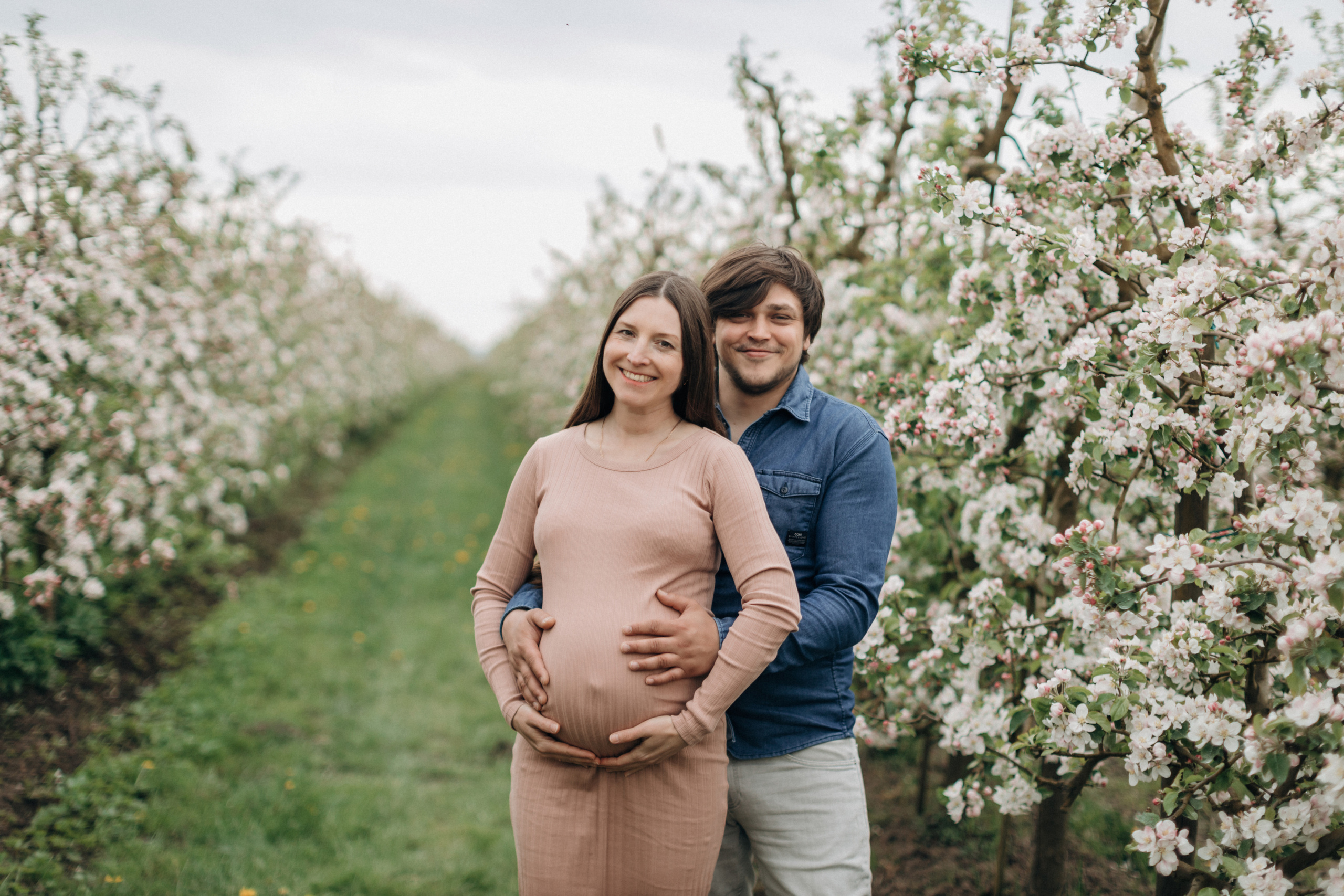 Babybauch-Fotoshooting in den blühenden Apfelplantagen des Alten Landes. Maria Chistyakovа — Fotografin in Karlsruhe, Baden-Baden und Umgebung