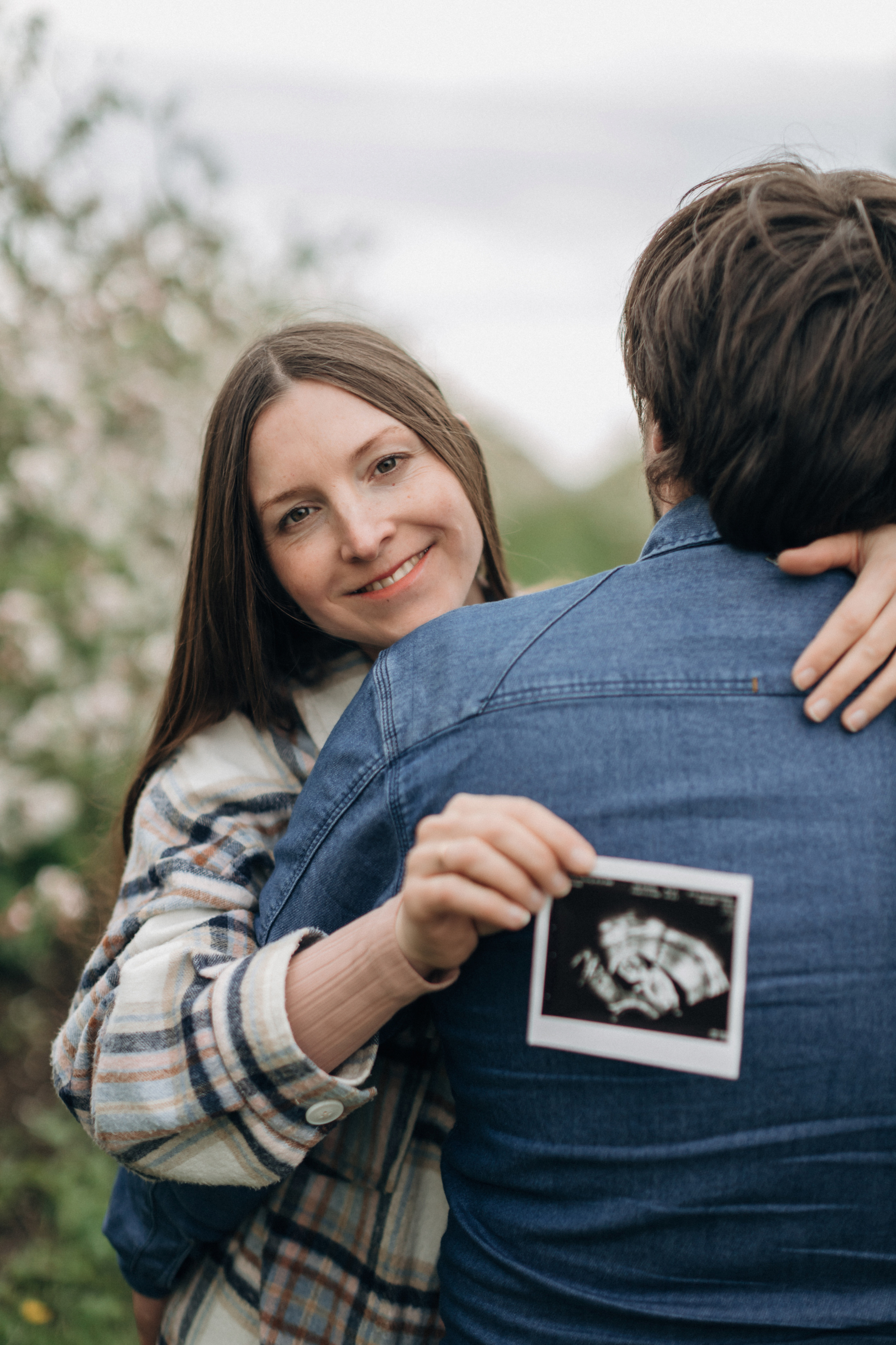Babybauch-Fotoshooting in den blühenden Apfelplantagen des Alten Landes. Maria Chistyakovа — Fotografin in Karlsruhe, Baden-Baden und Umgebung