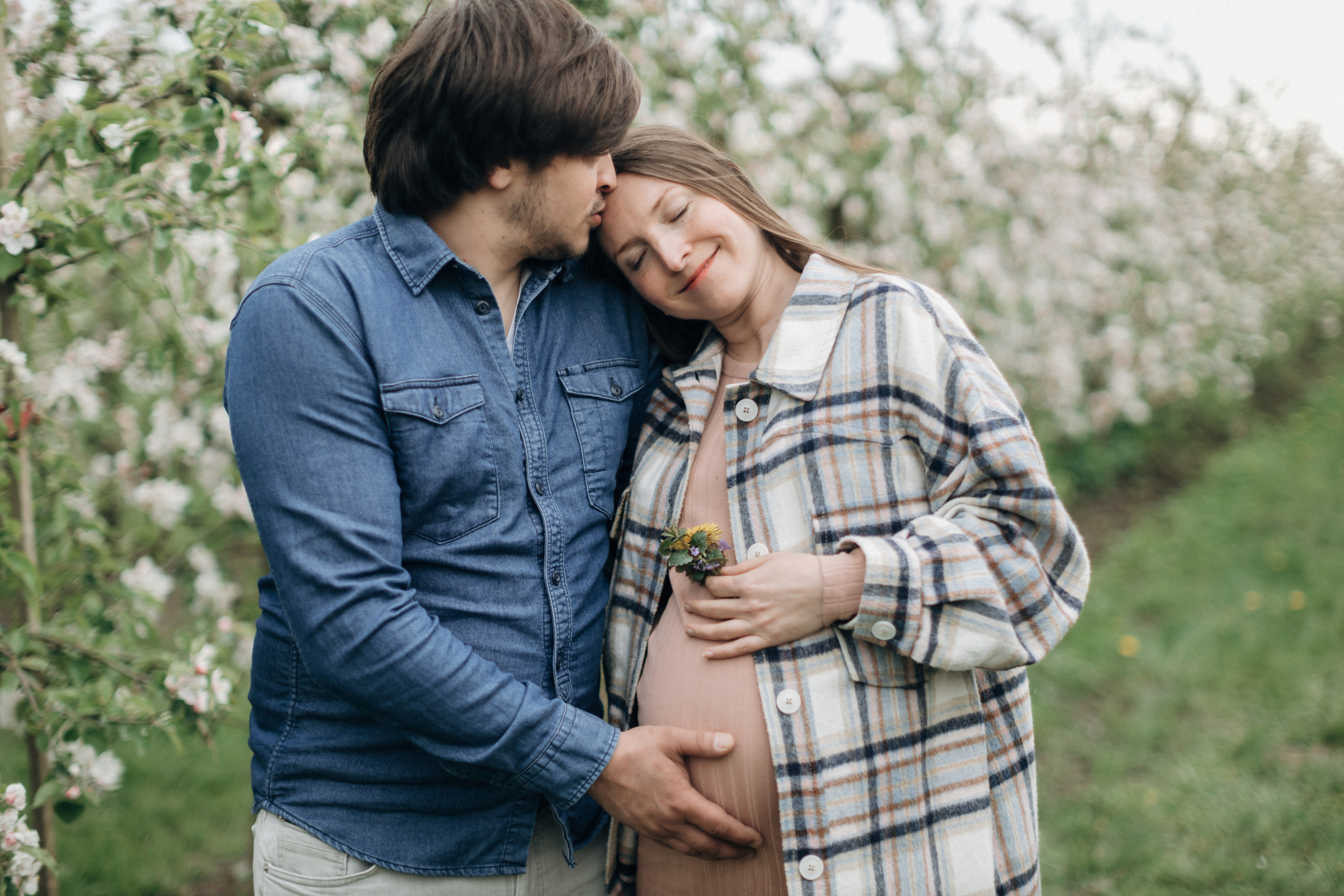 Babybauch-Fotoshooting in den blühenden Apfelplantagen des Alten Landes. Maria Chistyakovа — Fotografin in Karlsruhe, Baden-Baden und Umgebung