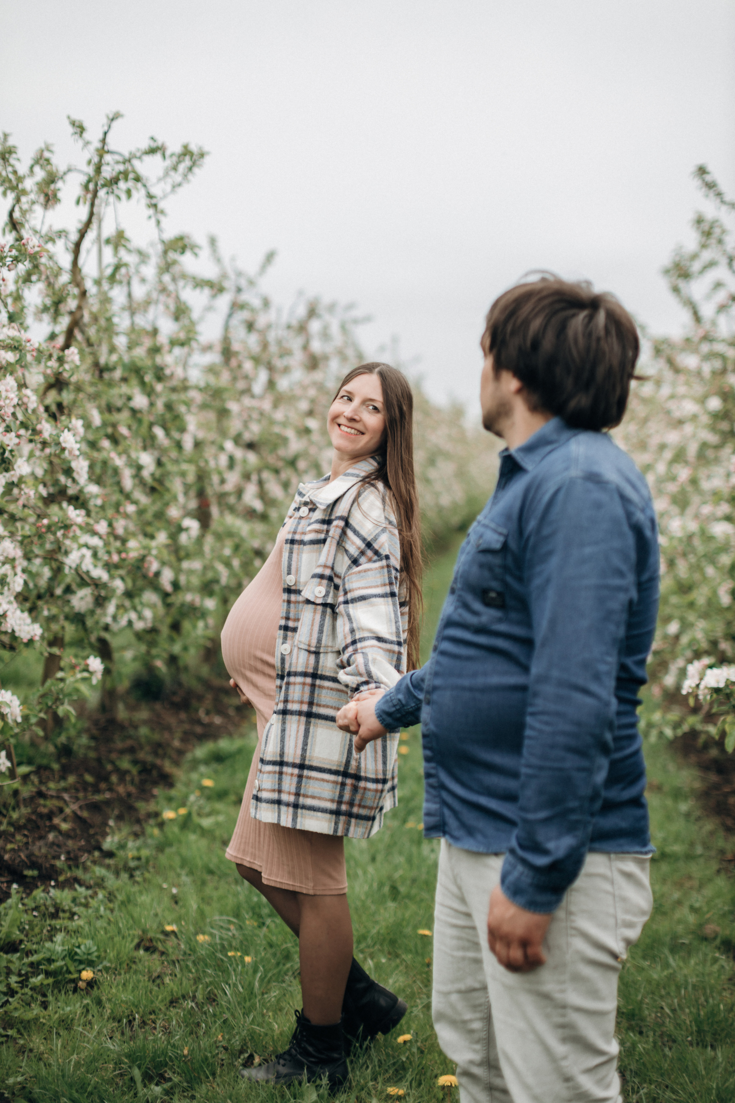 Babybauch-Fotoshooting in den blühenden Apfelplantagen des Alten Landes. Maria Chistyakovа — Fotografin in Karlsruhe, Baden-Baden und Umgebung