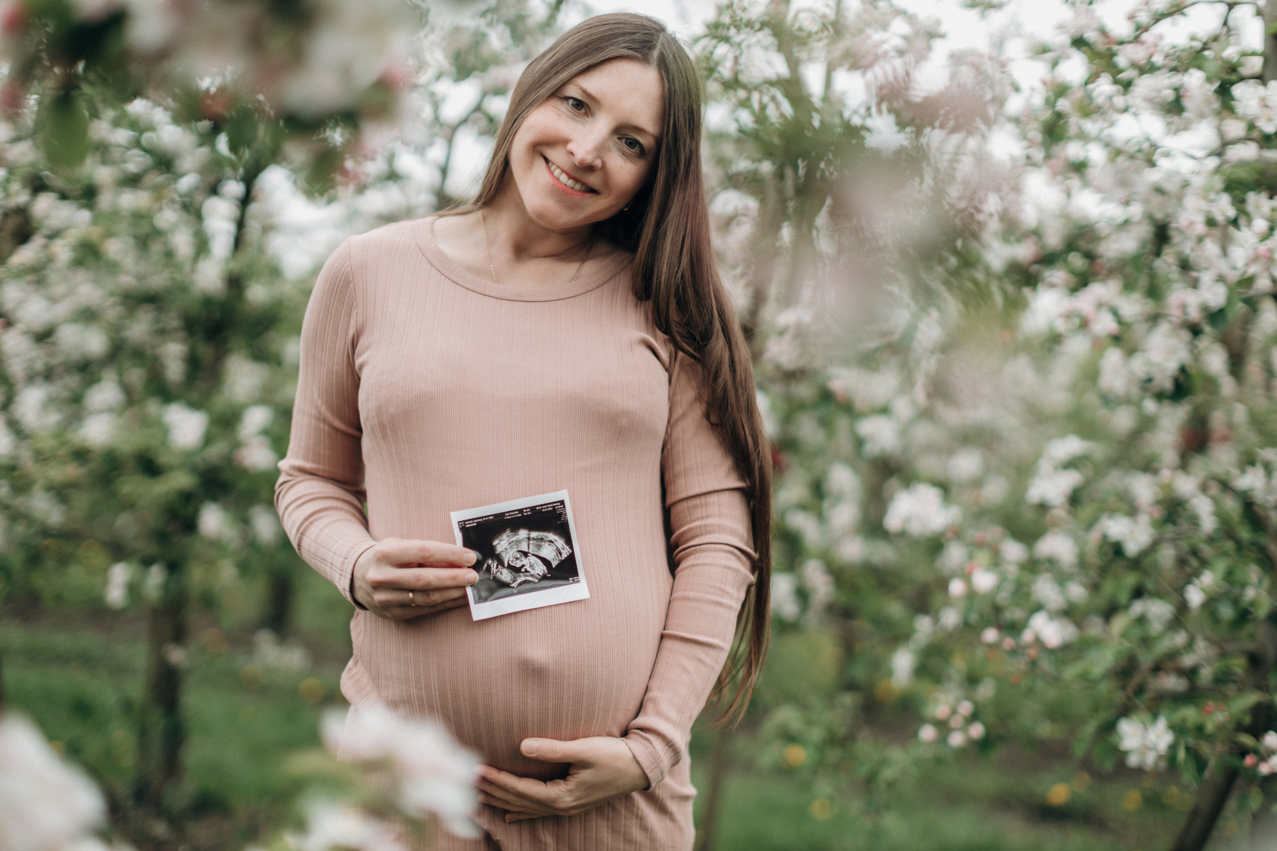 Babybauch-Fotoshooting in den blühenden Apfelplantagen des Alten Landes. Maria Chistyakovа — Fotografin in Karlsruhe, Baden-Baden und Umgebung