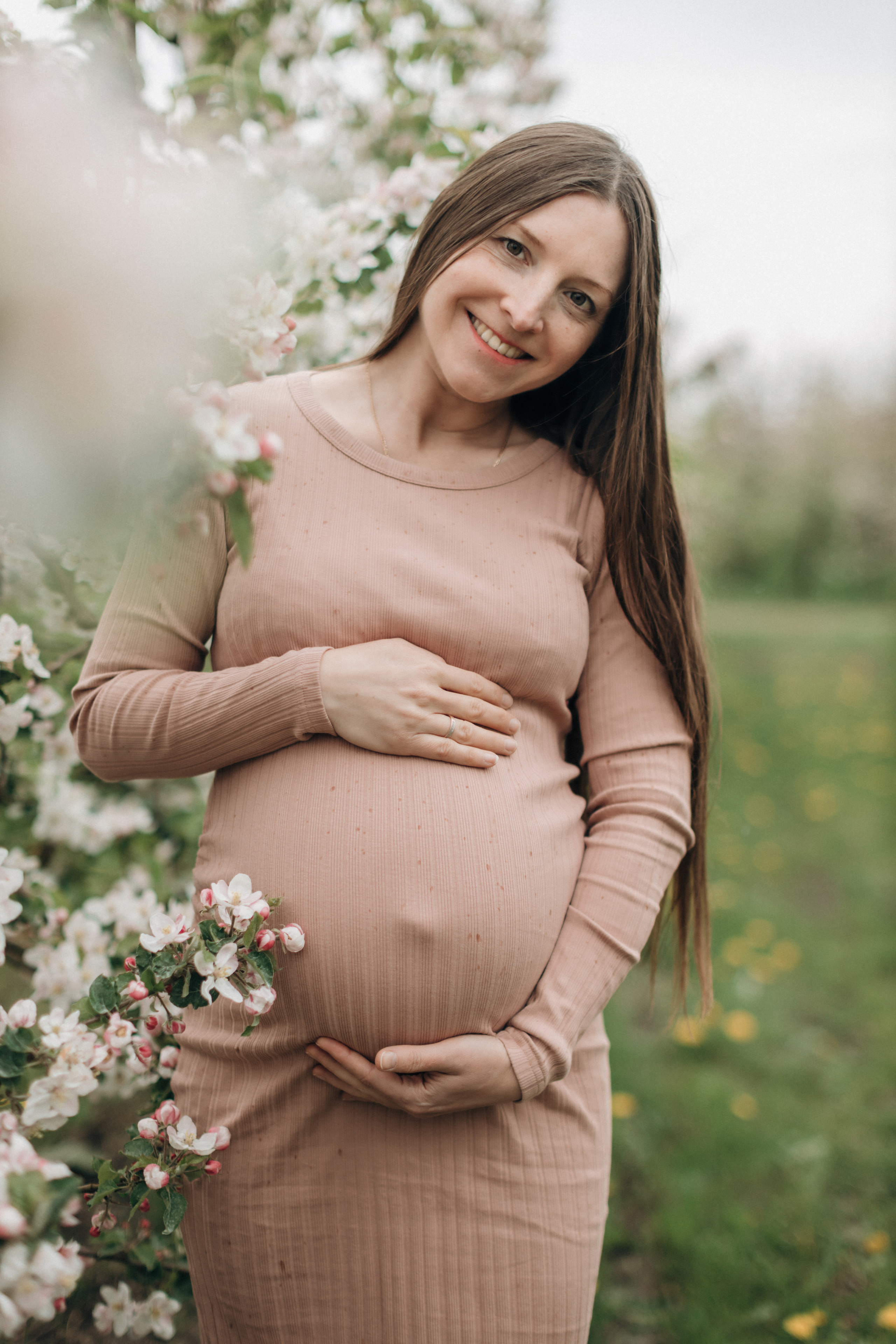 Babybauch-Fotoshooting in den blühenden Apfelplantagen des Alten Landes. Maria Chistyakovа — Fotografin in Karlsruhe, Baden-Baden und Umgebung