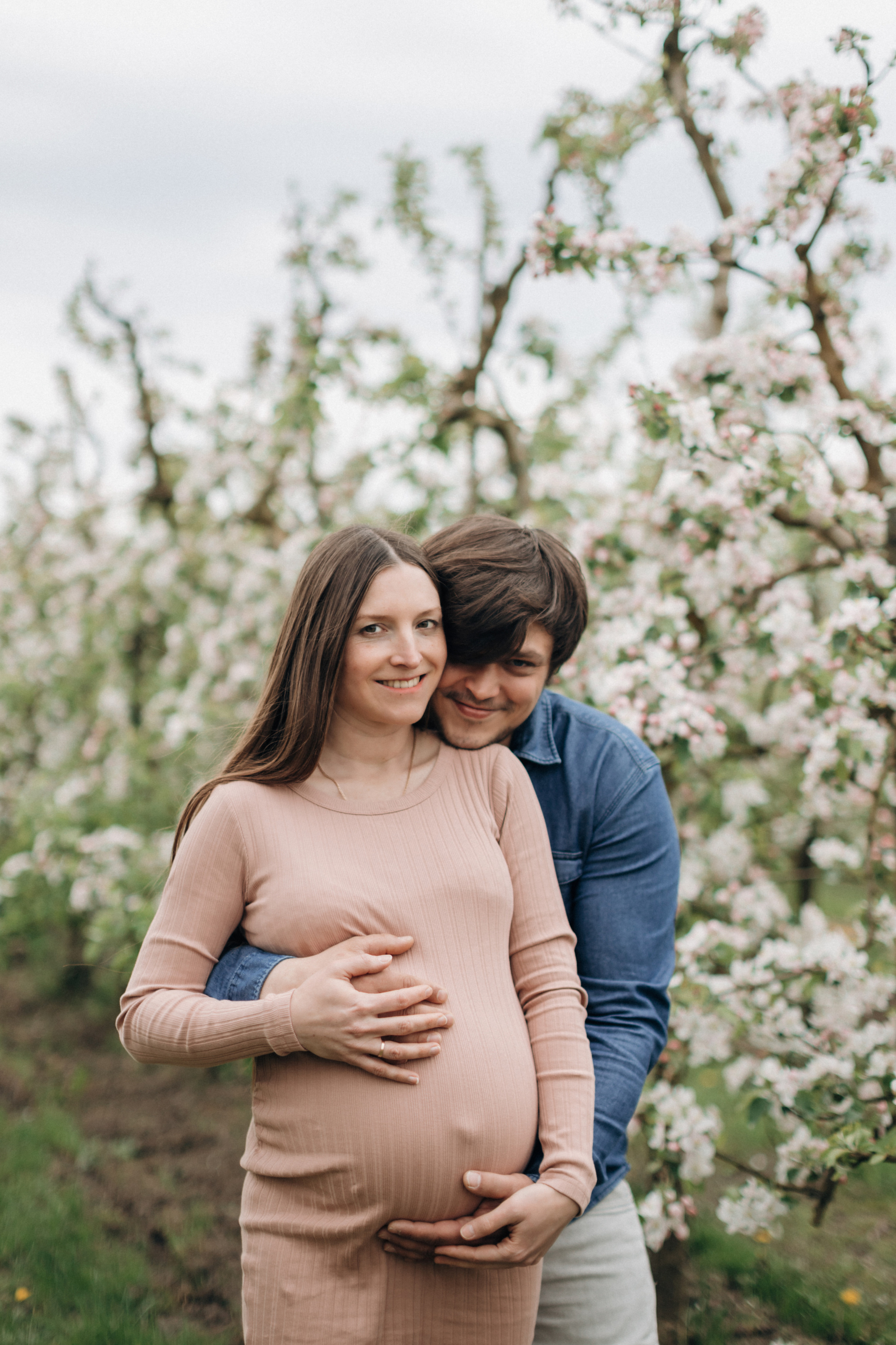 Babybauch-Fotoshooting in den blühenden Apfelplantagen des Alten Landes. Maria Chistyakovа — Fotografin in Karlsruhe, Baden-Baden und Umgebung