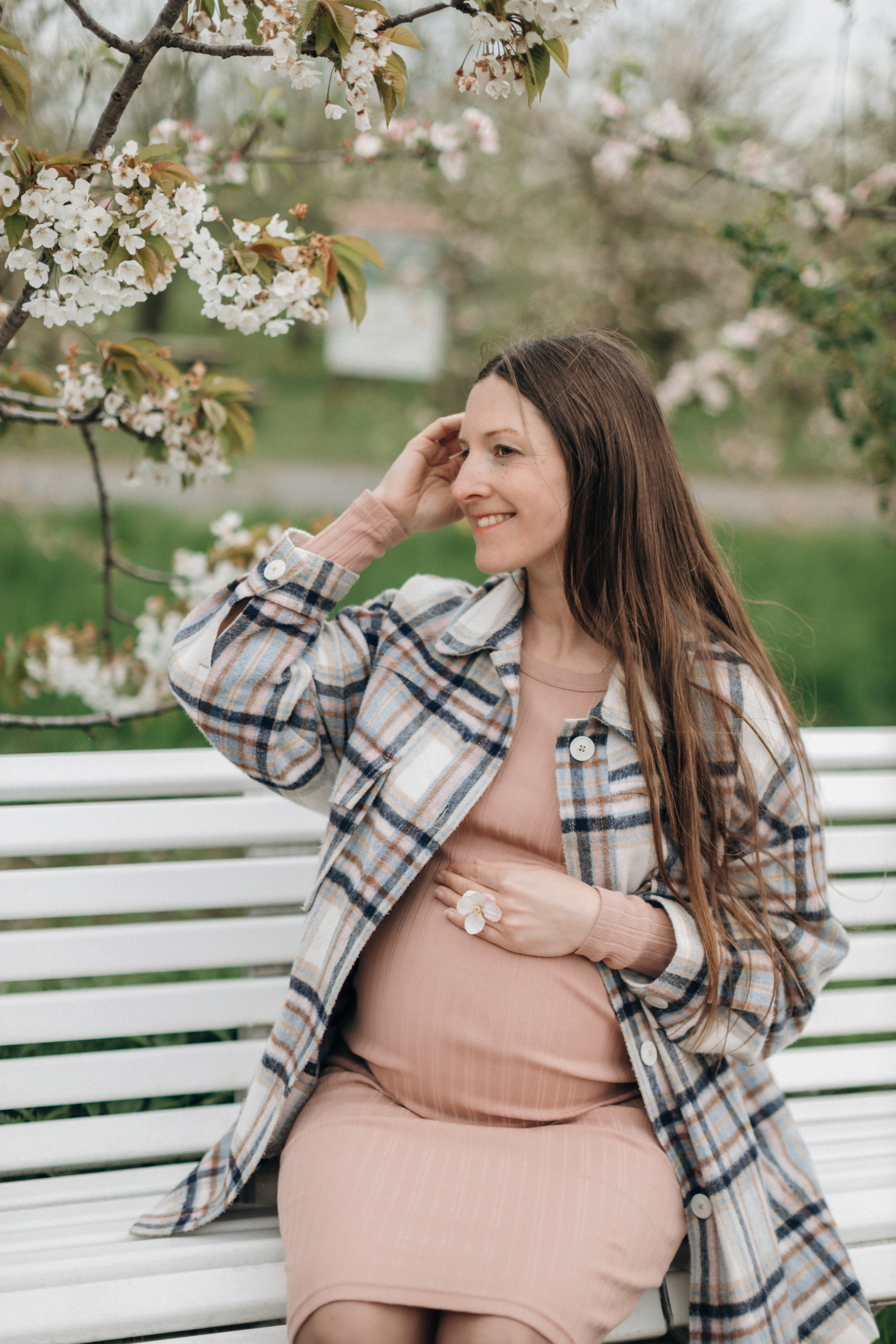 Babybauch-Fotoshooting in den blühenden Apfelplantagen des Alten Landes. Maria Chistyakovа — Fotografin in Karlsruhe, Baden-Baden und Umgebung