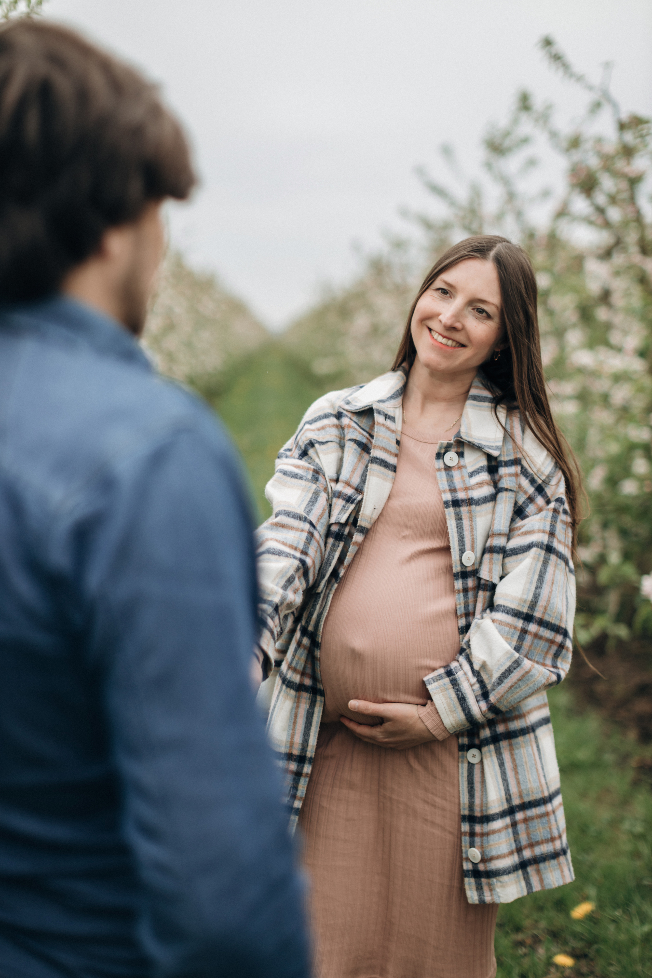 Babybauch-Fotoshooting in den blühenden Apfelplantagen des Alten Landes. Maria Chistyakovа — Fotografin in Karlsruhe, Baden-Baden und Umgebung