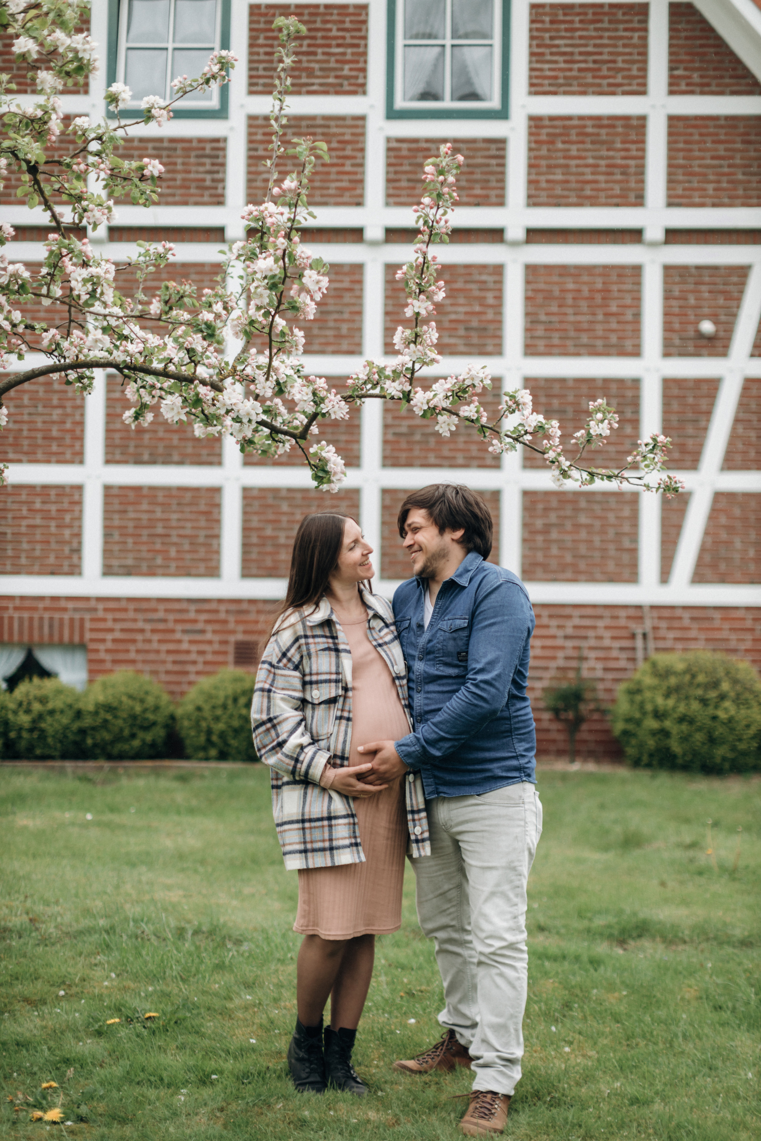 Babybauch-Fotoshooting in den blühenden Apfelplantagen des Alten Landes. Maria Chistyakovа — Fotografin in Karlsruhe, Baden-Baden und Umgebung