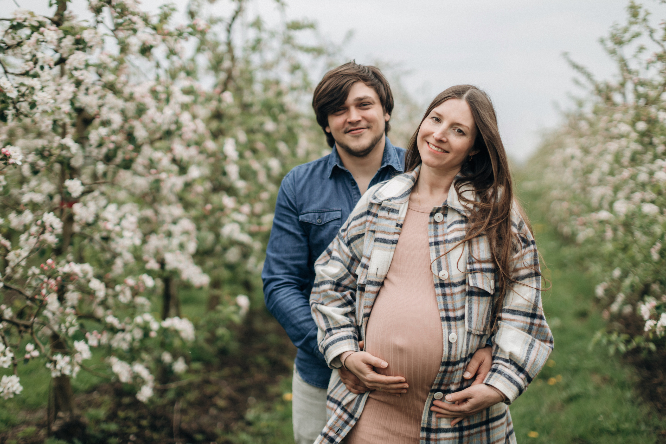 Babybauch-Fotoshooting in den blühenden Apfelplantagen des Alten Landes. Maria Chistyakovа — Fotografin in Karlsruhe, Baden-Baden und Umgebung
