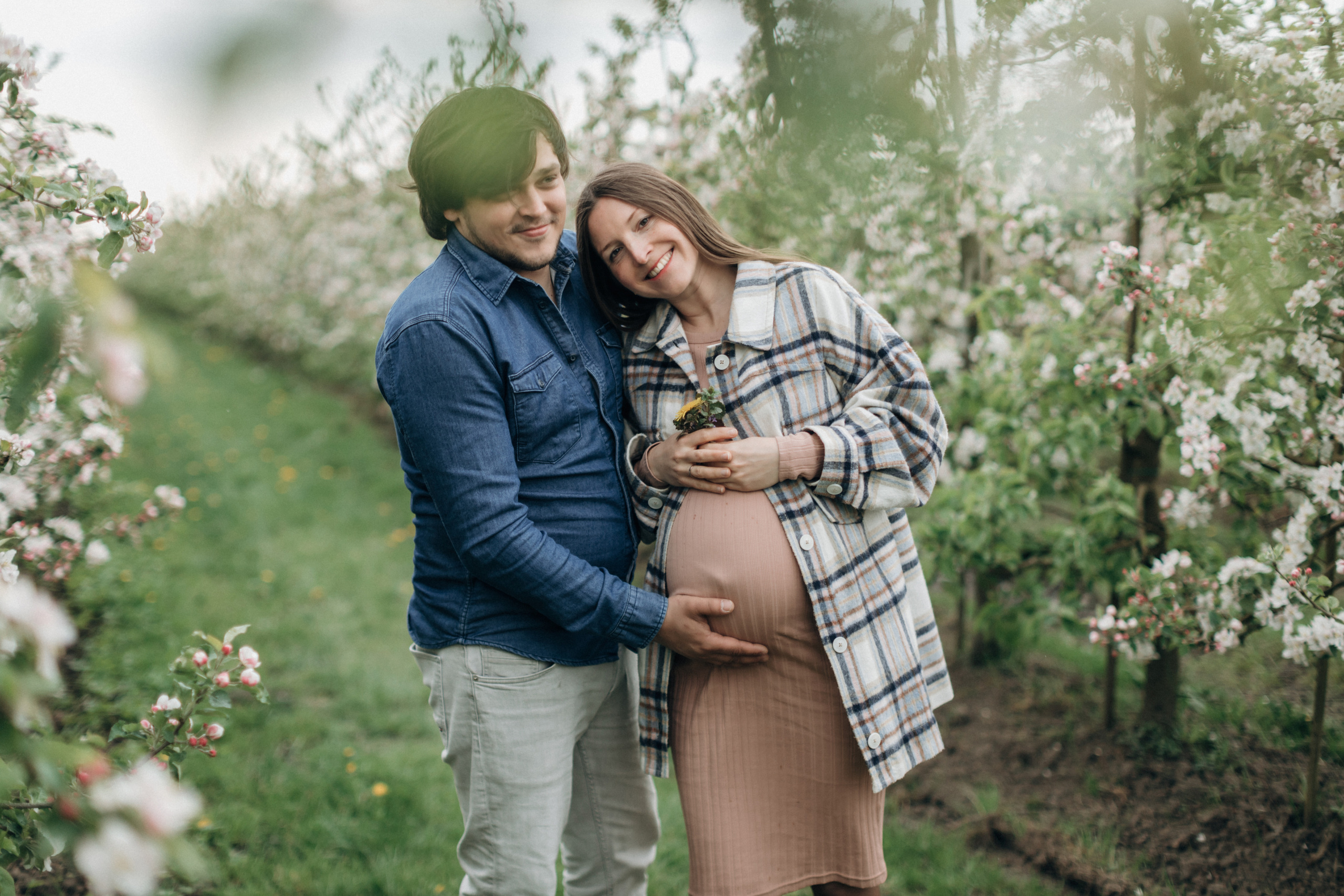 Babybauch-Fotoshooting in den blühenden Apfelplantagen des Alten Landes. Maria Chistyakovа — Fotografin in Karlsruhe, Baden-Baden und Umgebung