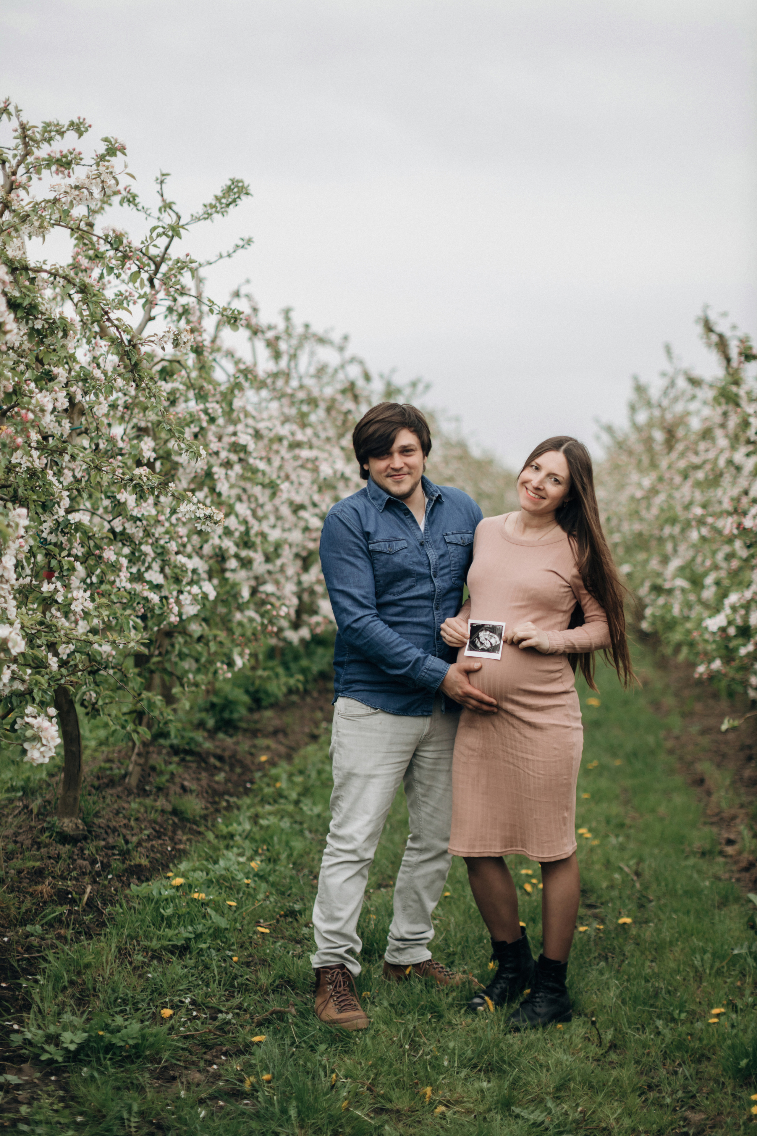 Babybauch-Fotoshooting in den blühenden Apfelplantagen des Alten Landes. Maria Chistyakovа — Fotografin in Karlsruhe, Baden-Baden und Umgebung