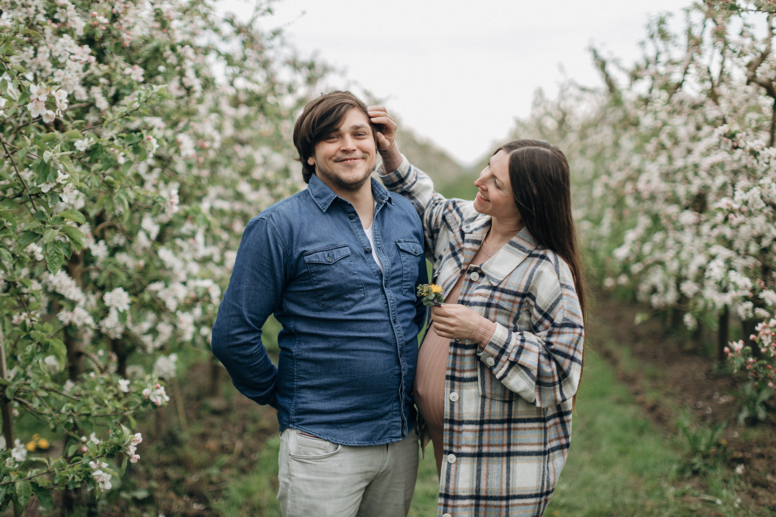 Babybauch-Fotoshooting in den blühenden Apfelplantagen des Alten Landes. Maria Chistyakovа — Fotografin in Karlsruhe, Baden-Baden und Umgebung