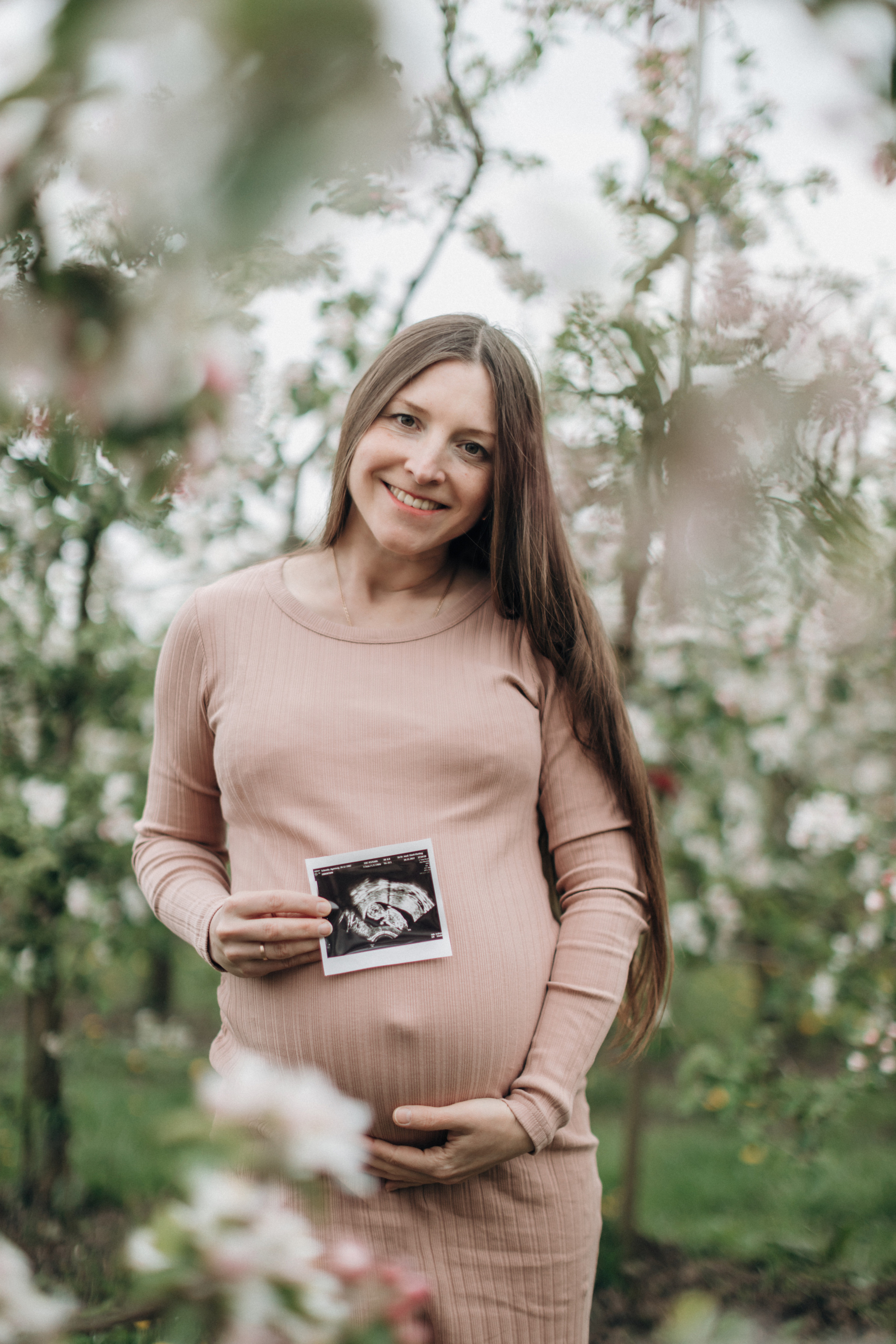 Babybauch-Fotoshooting in den blühenden Apfelplantagen des Alten Landes. Maria Chistyakovа — Fotografin in Karlsruhe, Baden-Baden und Umgebung