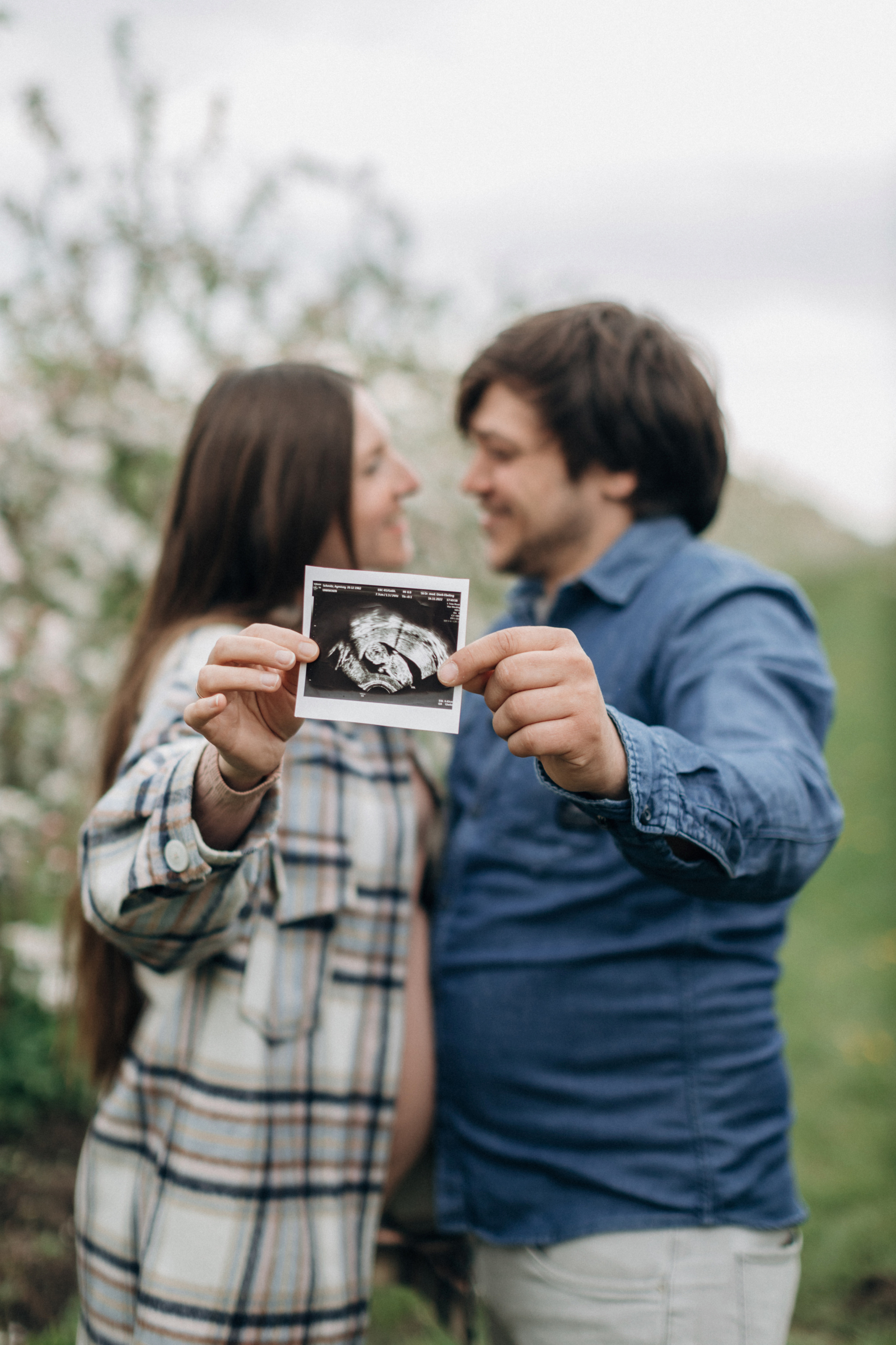 Babybauch-Fotoshooting in den blühenden Apfelplantagen des Alten Landes. Maria Chistyakovа — Fotografin in Karlsruhe, Baden-Baden und Umgebung