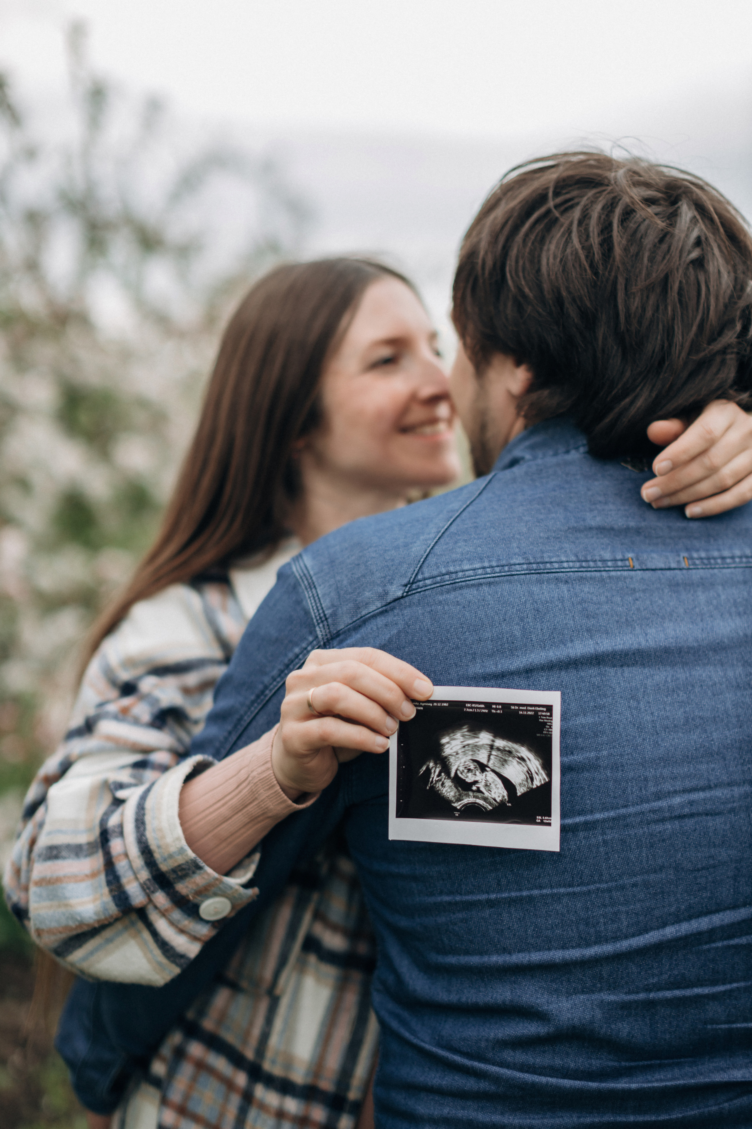 Babybauch-Fotoshooting in den blühenden Apfelplantagen des Alten Landes. Maria Chistyakovа — Fotografin in Karlsruhe, Baden-Baden und Umgebung