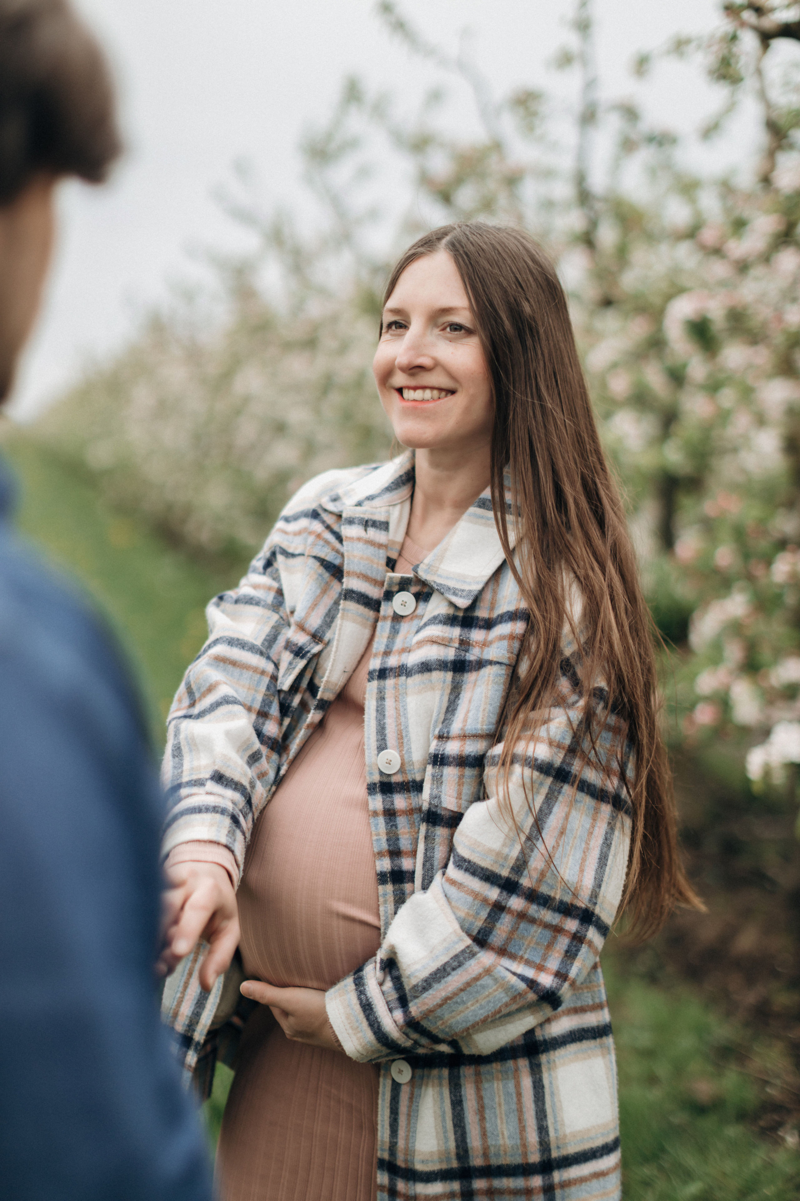 Babybauch-Fotoshooting in den blühenden Apfelplantagen des Alten Landes. Maria Chistyakovа — Fotografin in Karlsruhe, Baden-Baden und Umgebung
