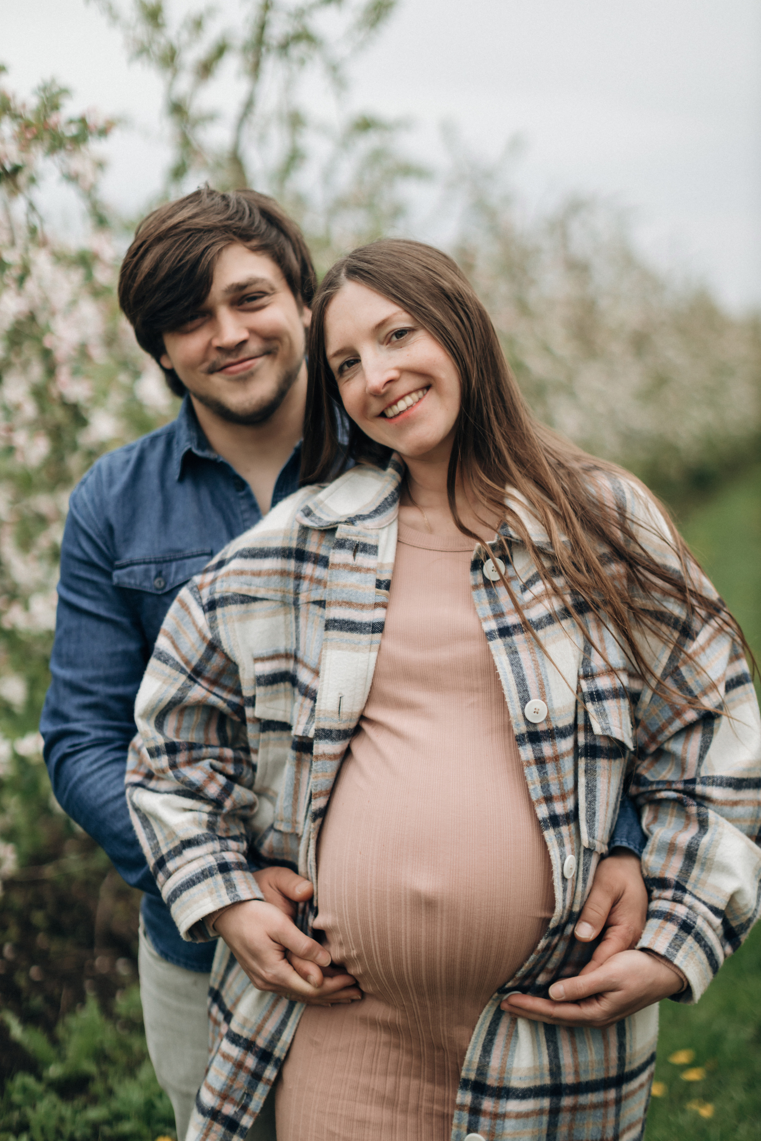 Babybauch-Fotoshooting in den blühenden Apfelplantagen des Alten Landes. Maria Chistyakovа — Fotografin in Karlsruhe, Baden-Baden und Umgebung