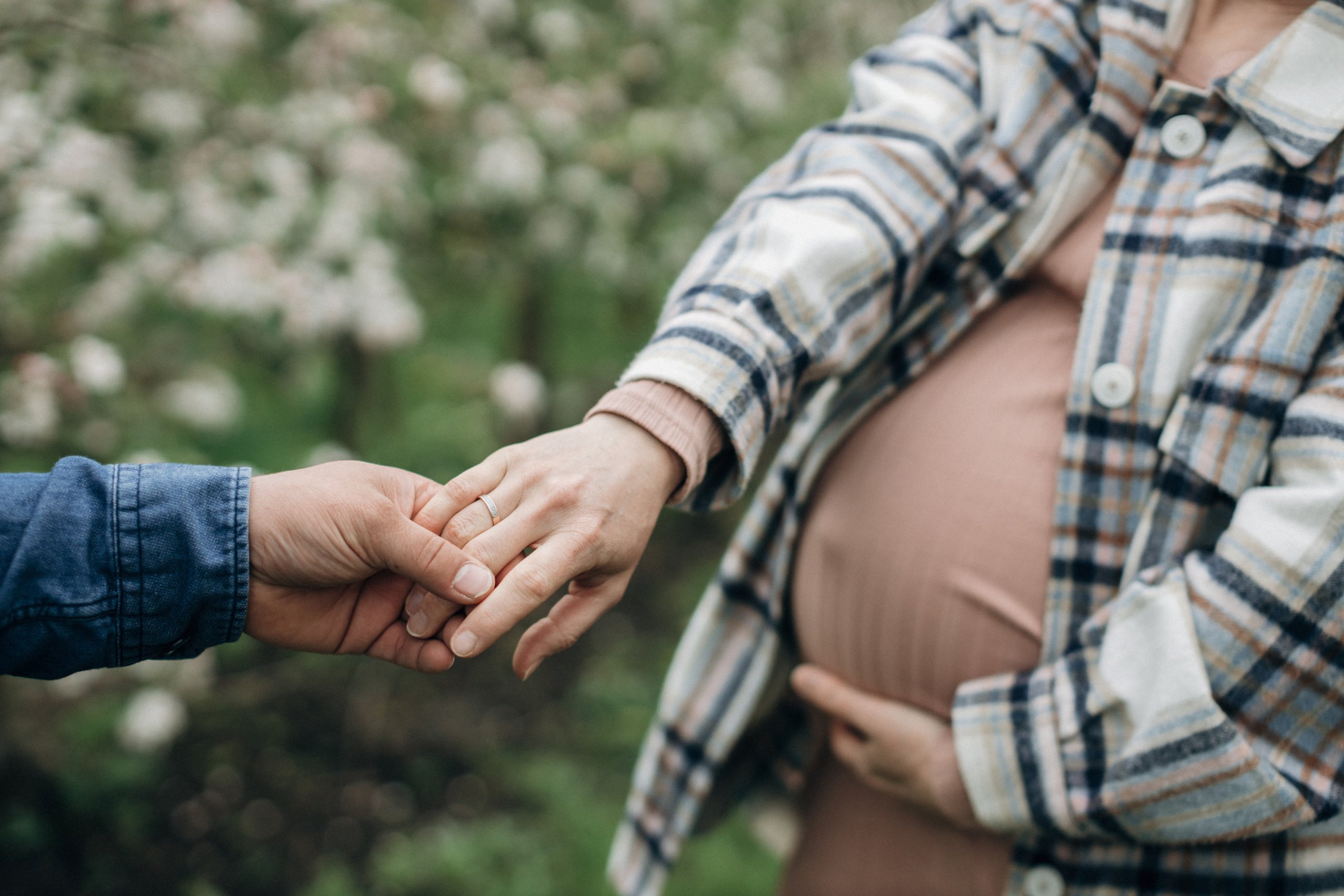 Babybauch-Fotoshooting in den blühenden Apfelplantagen des Alten Landes. Maria Chistyakovа — Fotografin in Karlsruhe, Baden-Baden und Umgebung