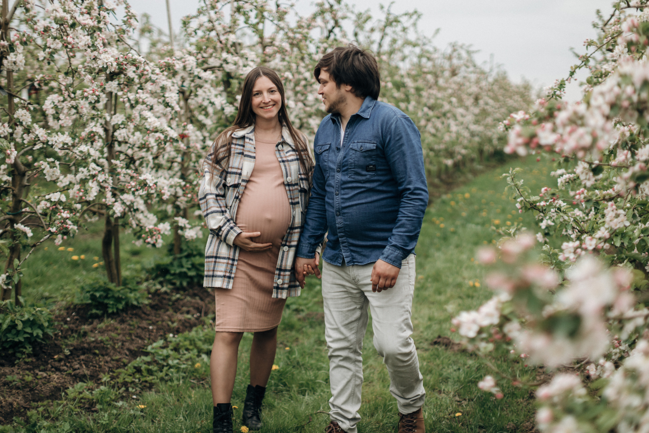 Babybauch-Fotoshooting in den blühenden Apfelplantagen des Alten Landes. Maria Chistyakovа — Fotografin in Karlsruhe, Baden-Baden und Umgebung