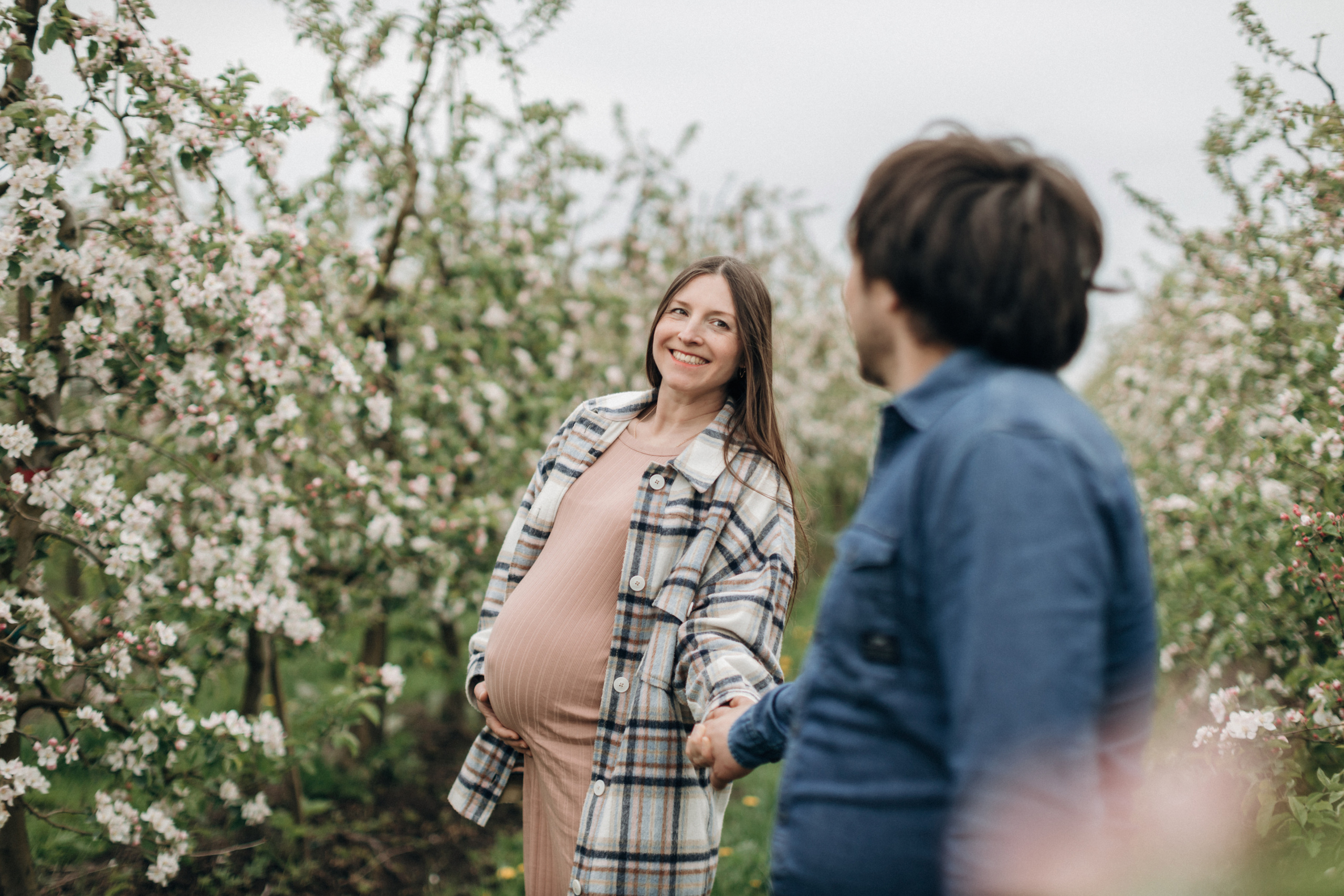 Babybauch-Fotoshooting in den blühenden Apfelplantagen des Alten Landes. Maria Chistyakovа — Fotografin in Karlsruhe, Baden-Baden und Umgebung