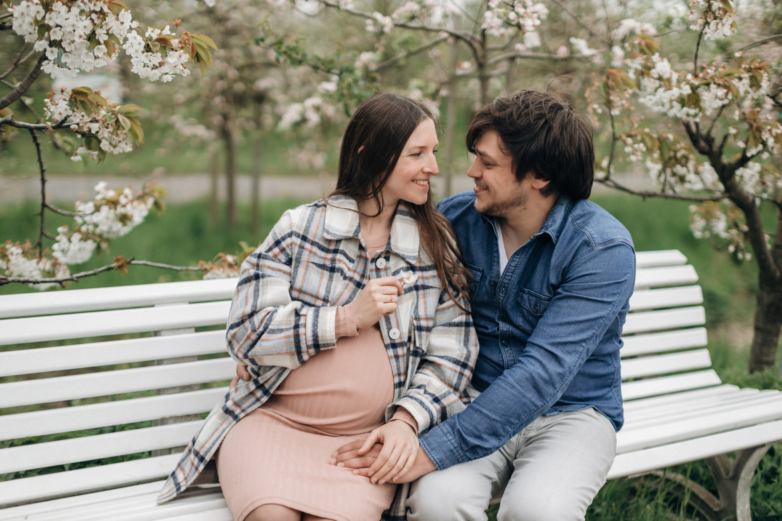 Babybauch-Fotoshooting in den blühenden Apfelplantagen des Alten Landes. Maria Chistyakovа — Fotografin in Karlsruhe, Baden-Baden und Umgebung