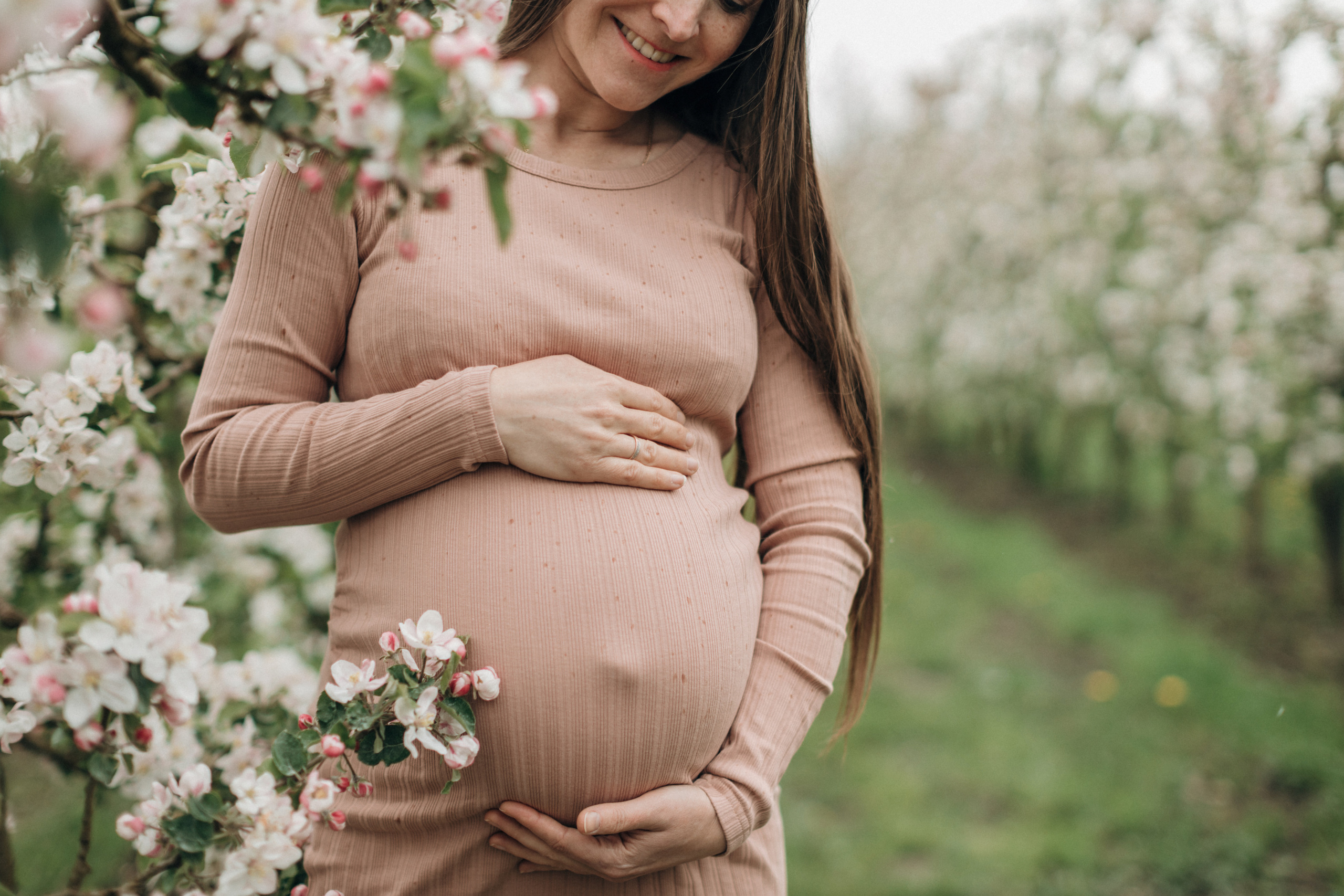 Babybauch-Fotoshooting in den blühenden Apfelplantagen des Alten Landes. Maria Chistyakovа — Fotografin in Karlsruhe, Baden-Baden und Umgebung